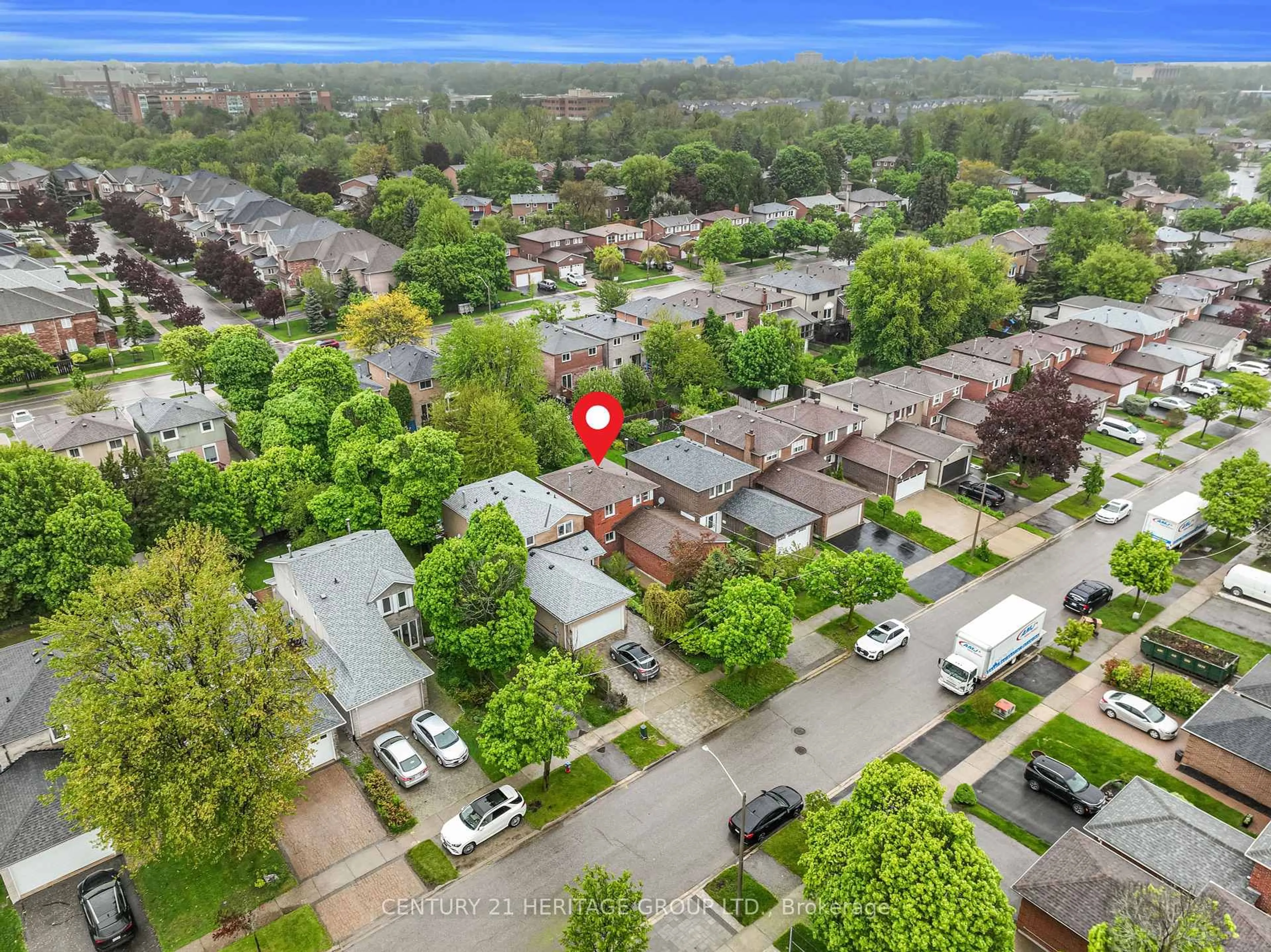 A pic from outside/outdoor area/front of a property/back of a property/a pic from drone, street for 48 Gray Cres, Richmond Hill Ontario L4C 5V5