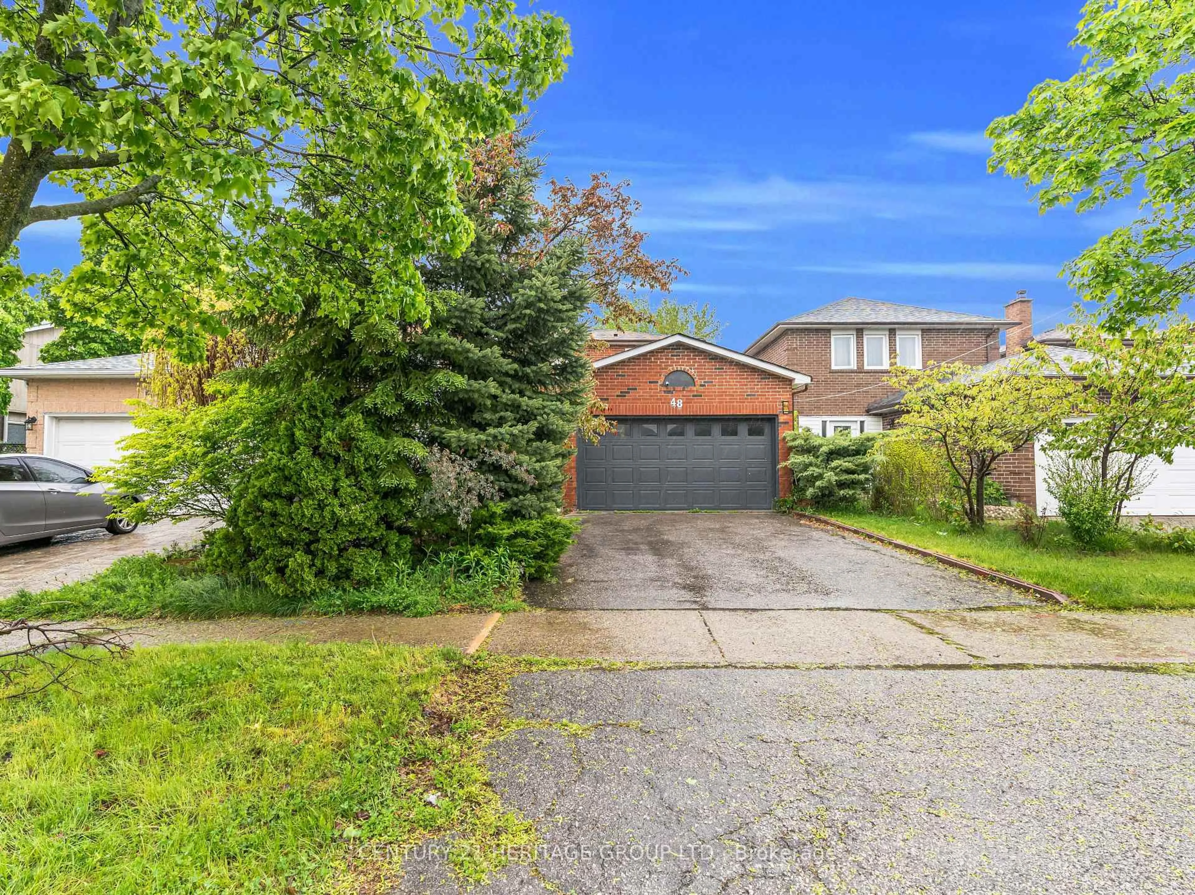 A pic from outside/outdoor area/front of a property/back of a property/a pic from drone, street for 48 Gray Cres, Richmond Hill Ontario L4C 5V5