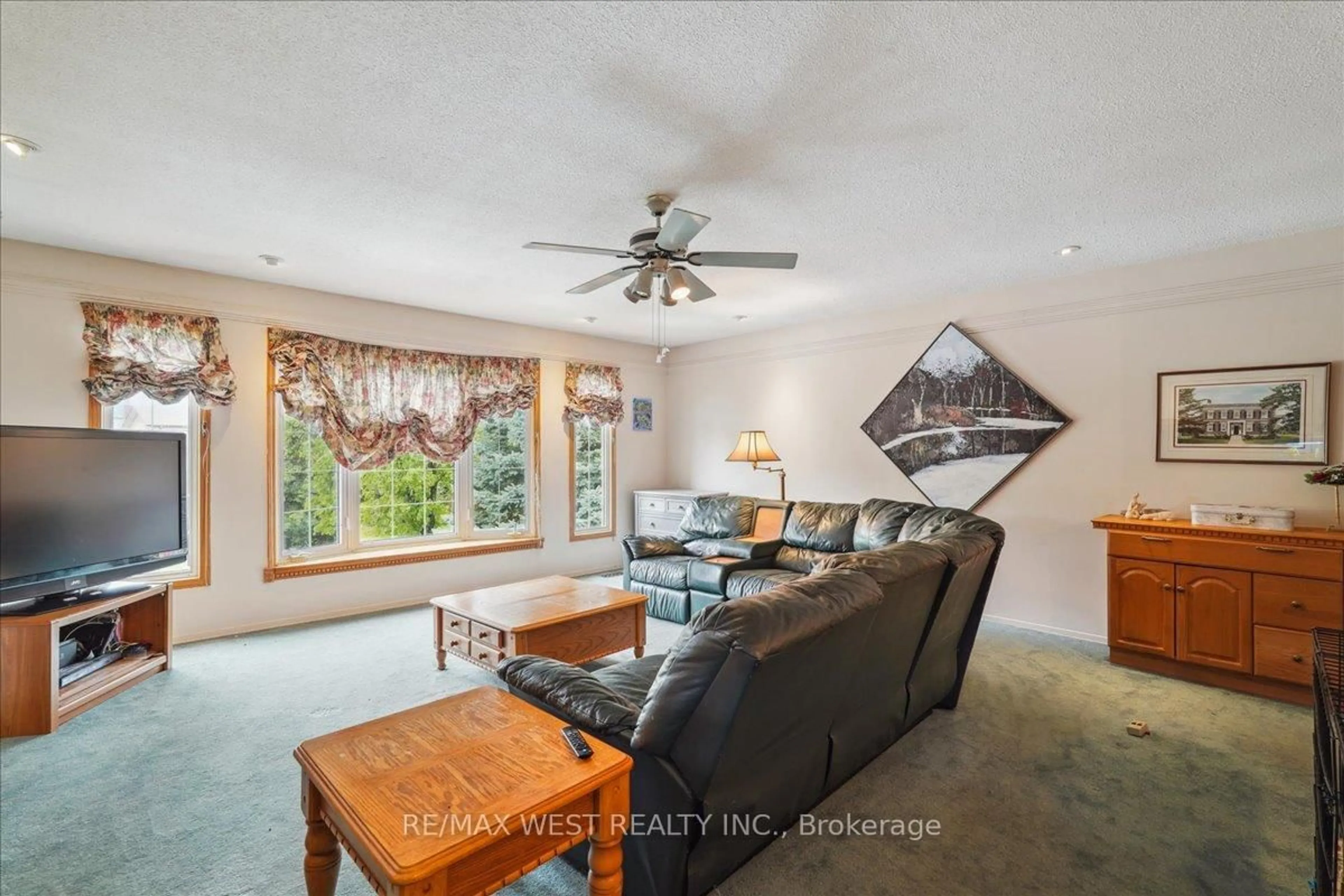 Living room with furniture, unknown for 15 Versailles Crt, Richmond Hill Ontario L4C 8V5