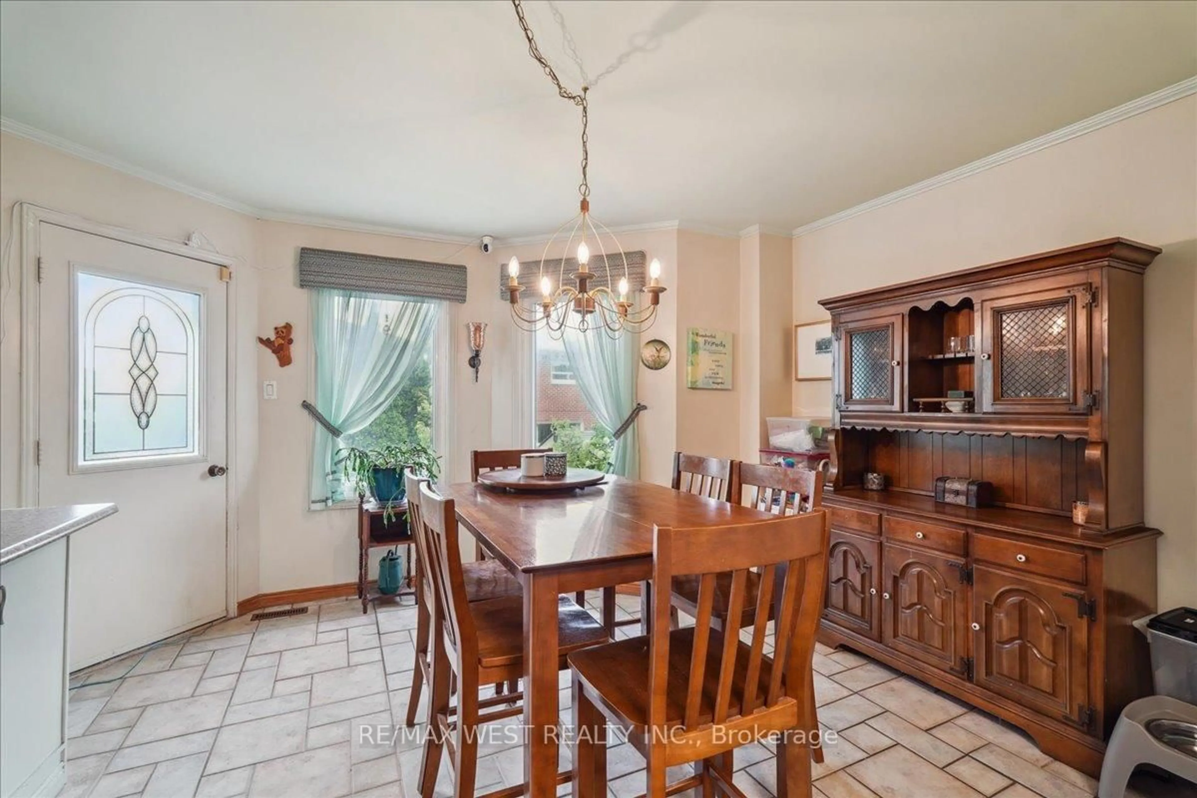 Dining room, ceramic/tile floor for 15 Versailles Crt, Richmond Hill Ontario L4C 8V5