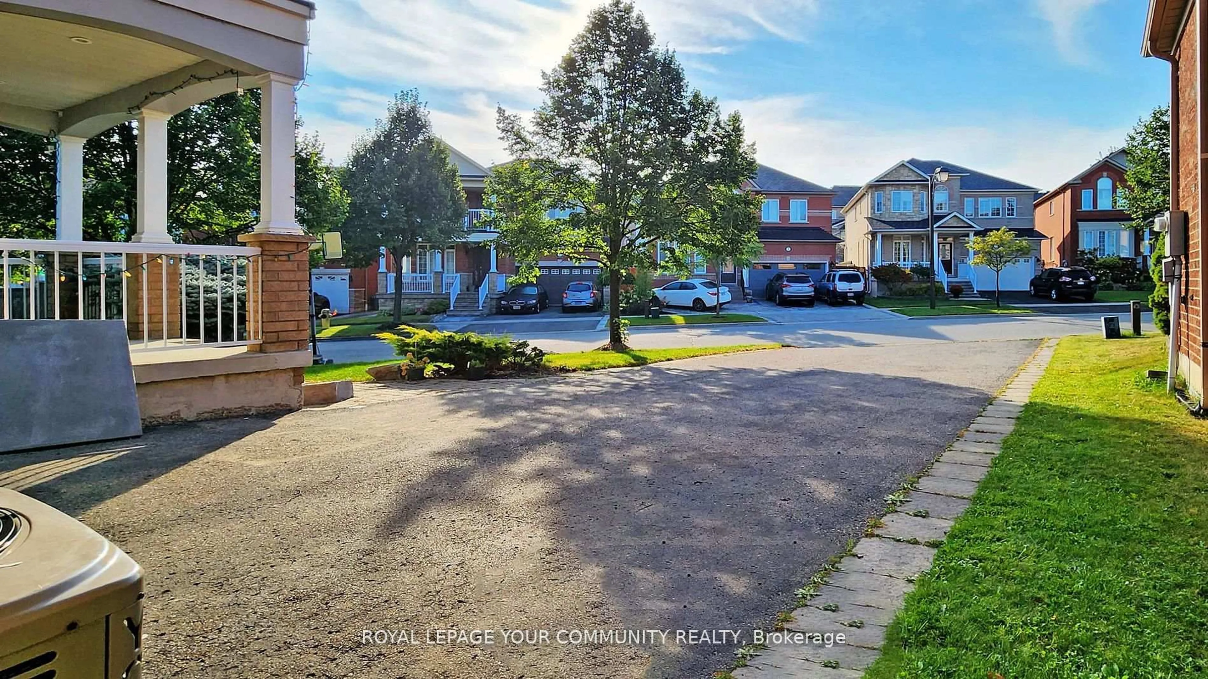 A pic from outside/outdoor area/front of a property/back of a property/a pic from drone, street for 8 Candlewood Crt, Markham Ontario L6E 1Y1
