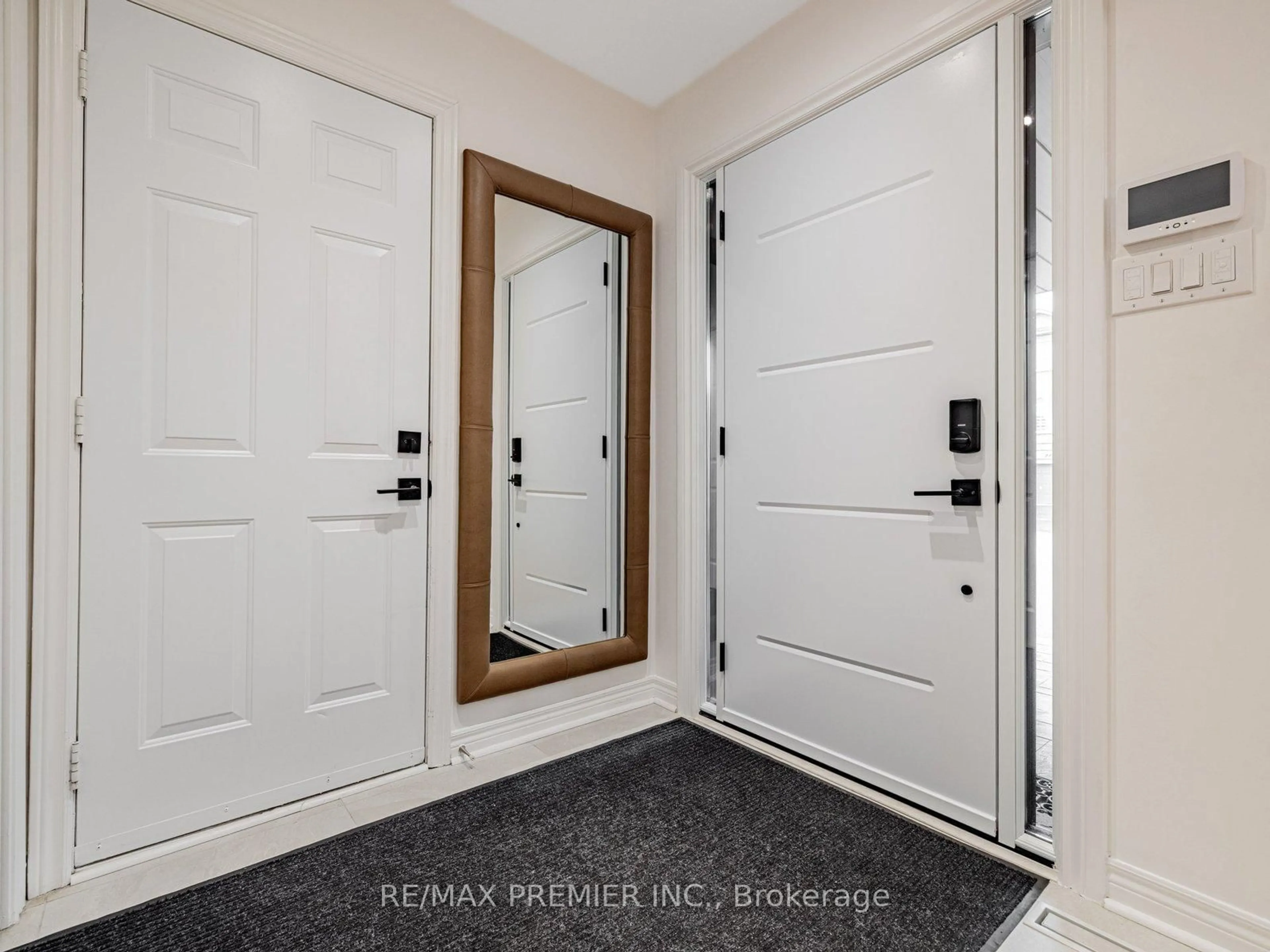 Indoor entryway for 25 Skylark Dr, Vaughan Ontario L4H 2C3