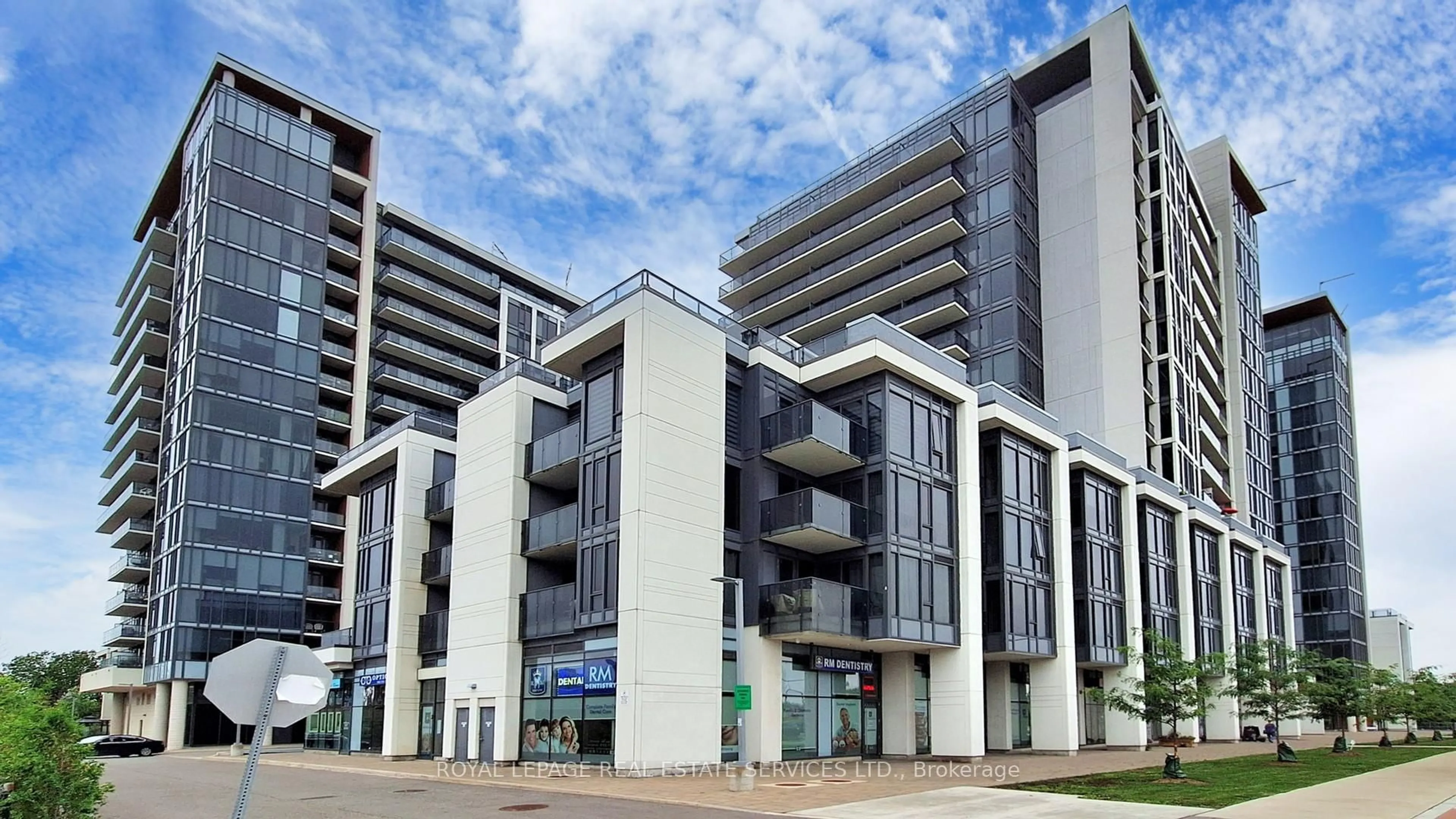 Indoor foyer for 9618 Yonge St #301, Richmond Hill Ontario L4C 0X5