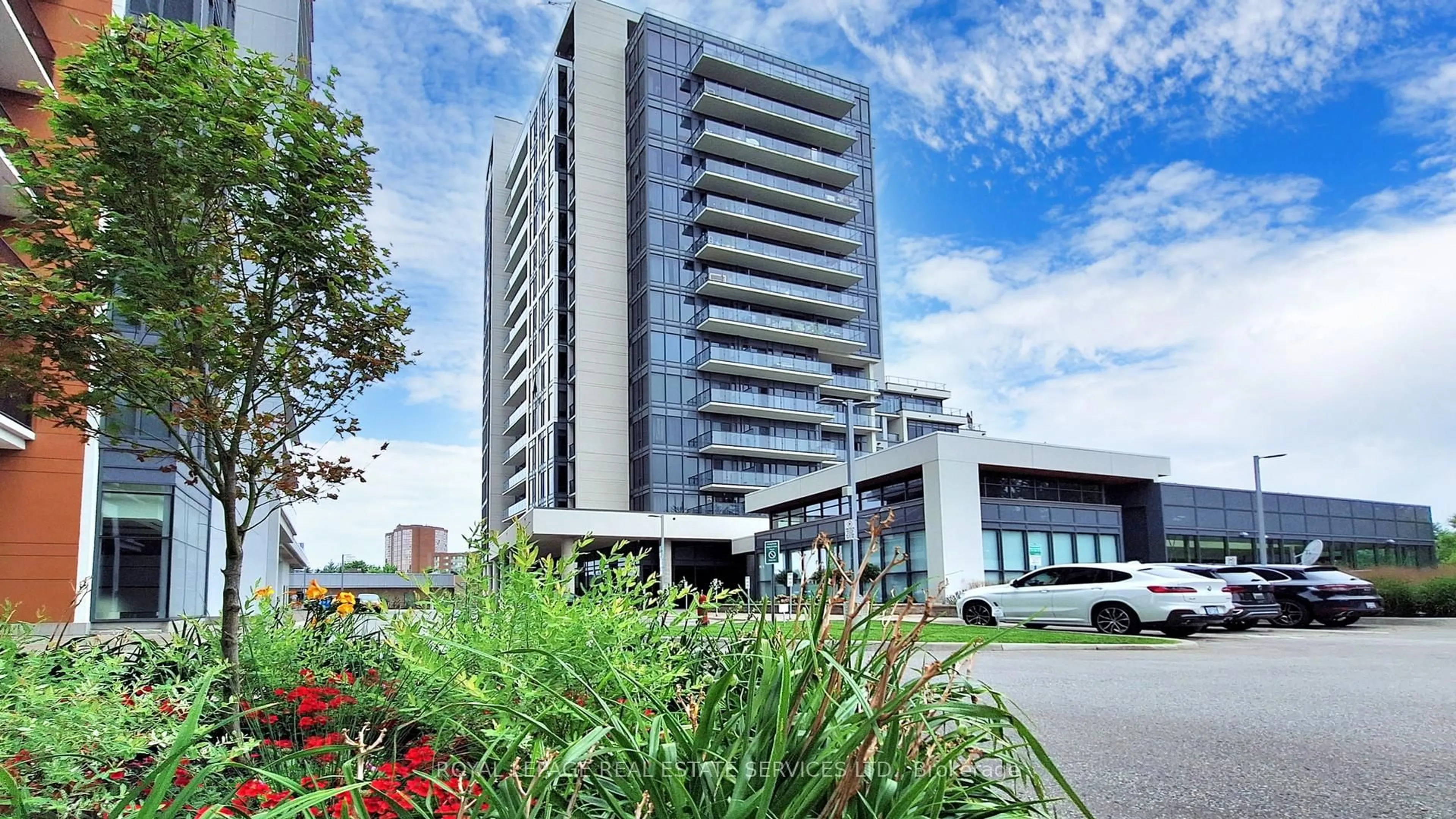 Indoor foyer for 9618 Yonge St #301, Richmond Hill Ontario L4C 0X5