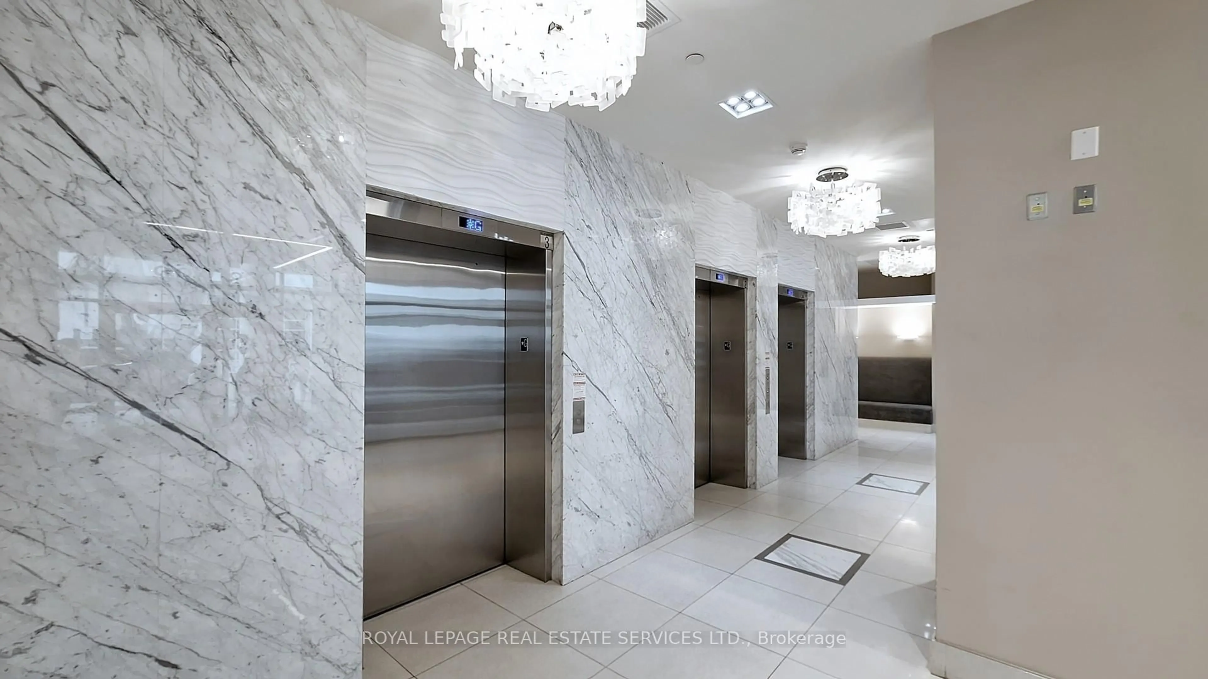 Indoor foyer for 9618 Yonge St #301, Richmond Hill Ontario L4C 0X5