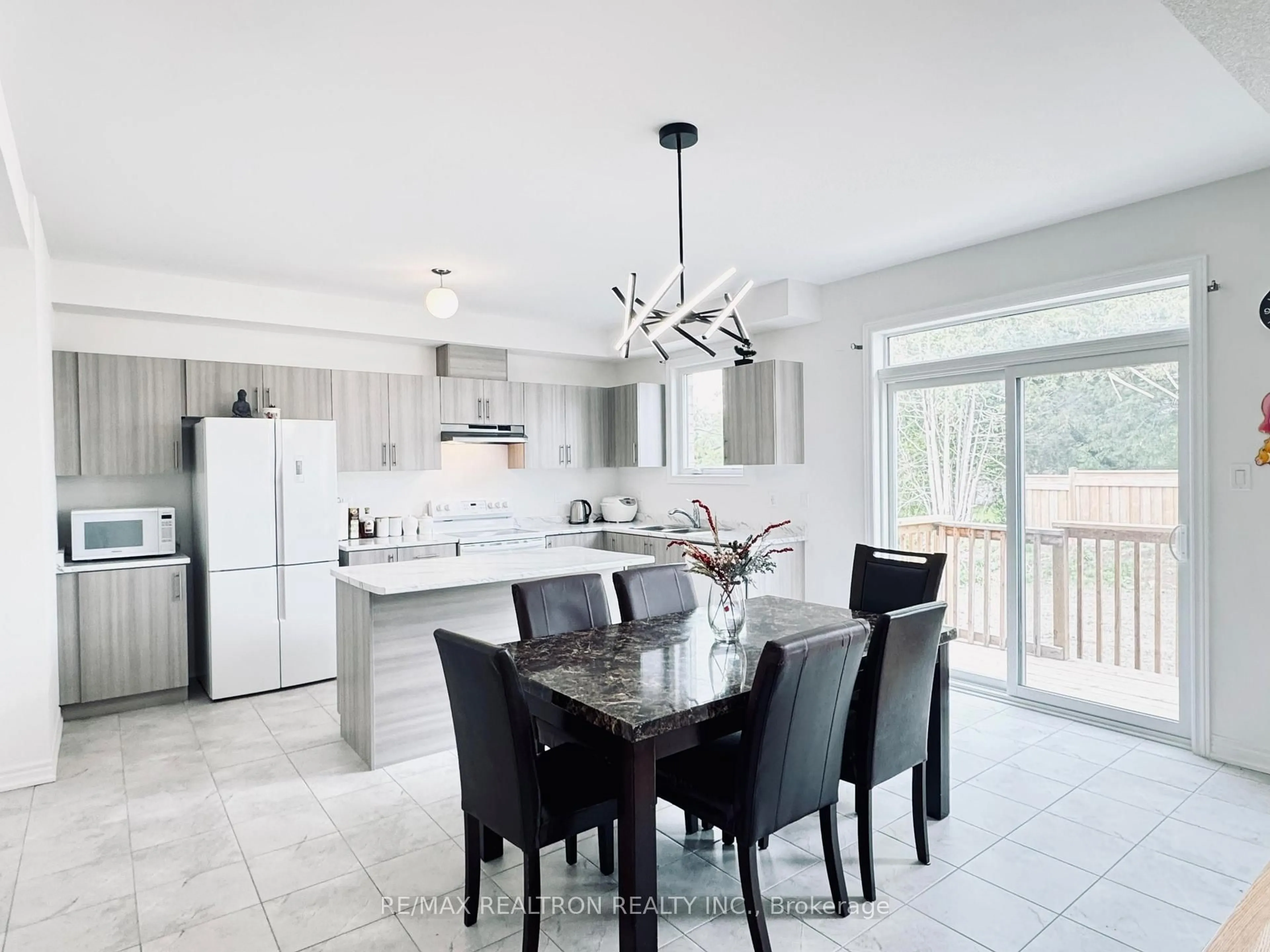 Open concept kitchen, ceramic/tile floor for 7 Wakefield Blvd, Essa Ontario L0M 1B5