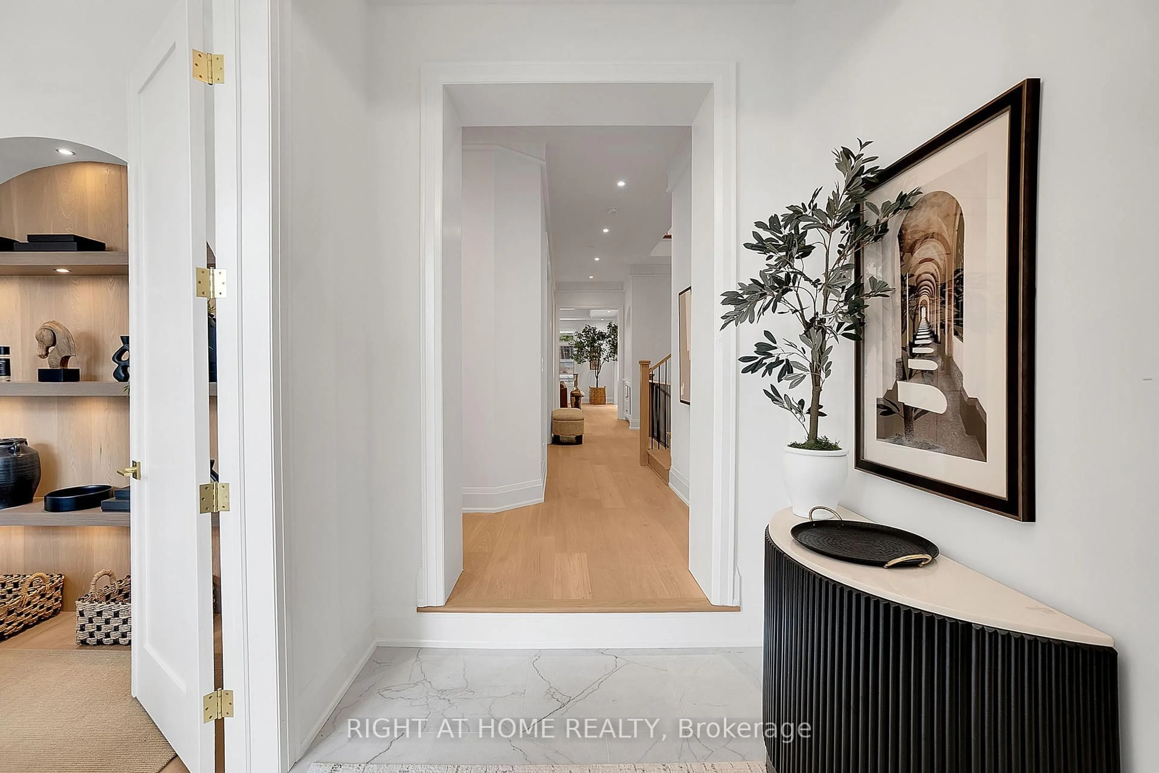 Indoor entryway for 53B Puccini Dr, Richmond Hill Ontario L4E 2Y7