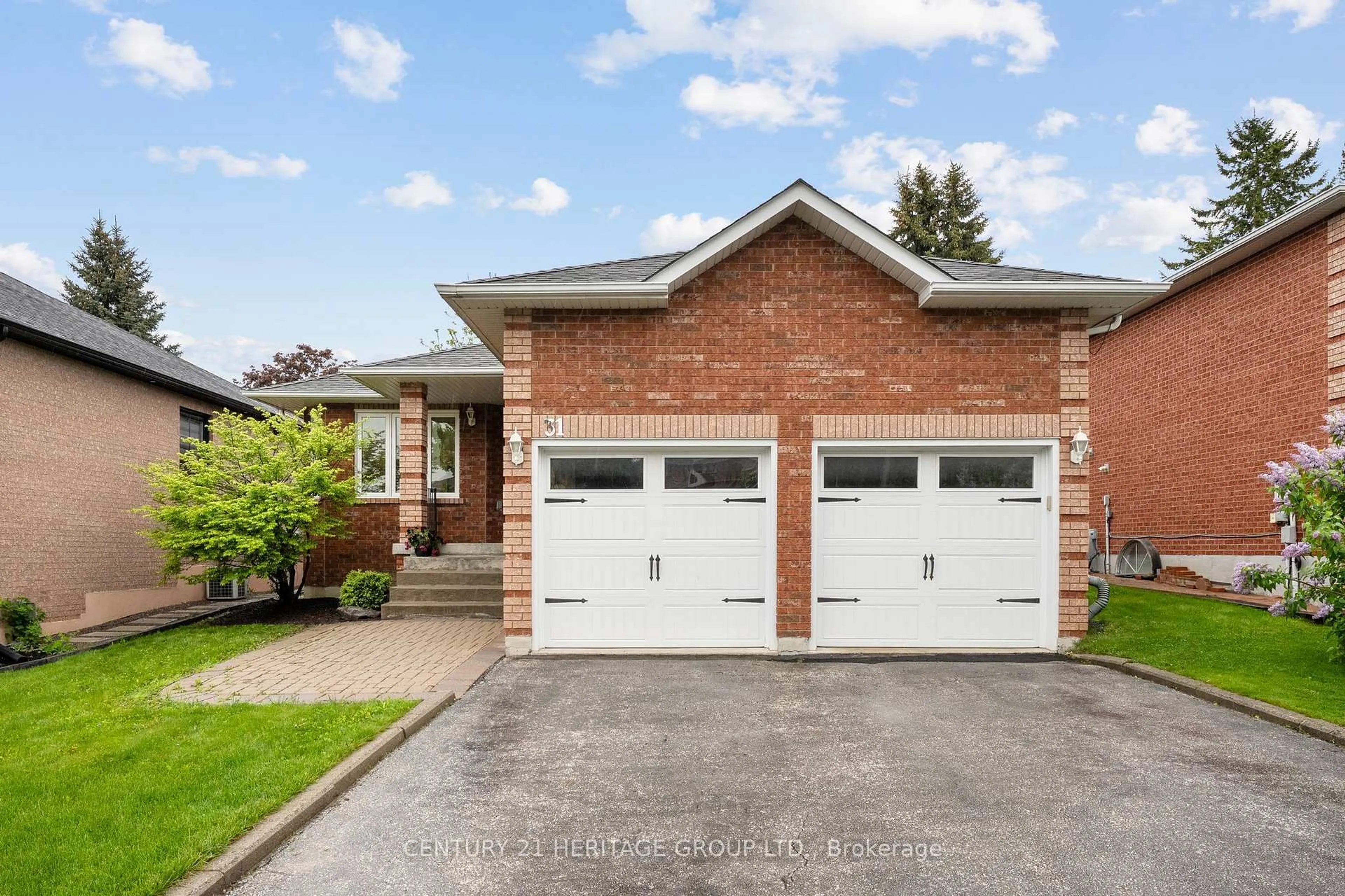 Home with brick exterior material, street for 31 Fox Run Lane, Bradford West Gwillimbury Ontario L3Z 2J1
