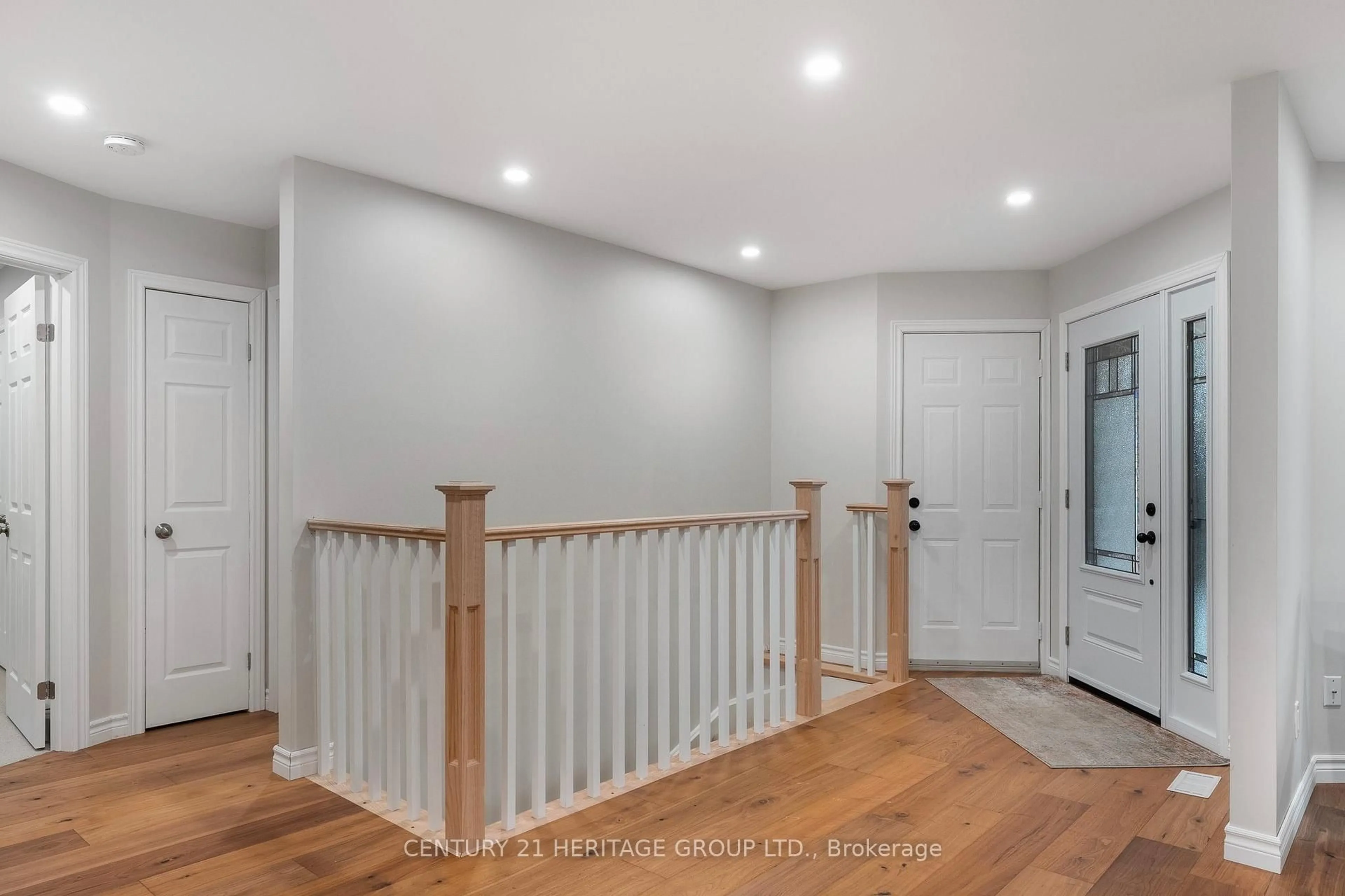 Indoor entryway for 31 Fox Run Lane, Bradford West Gwillimbury Ontario L3Z 2J1