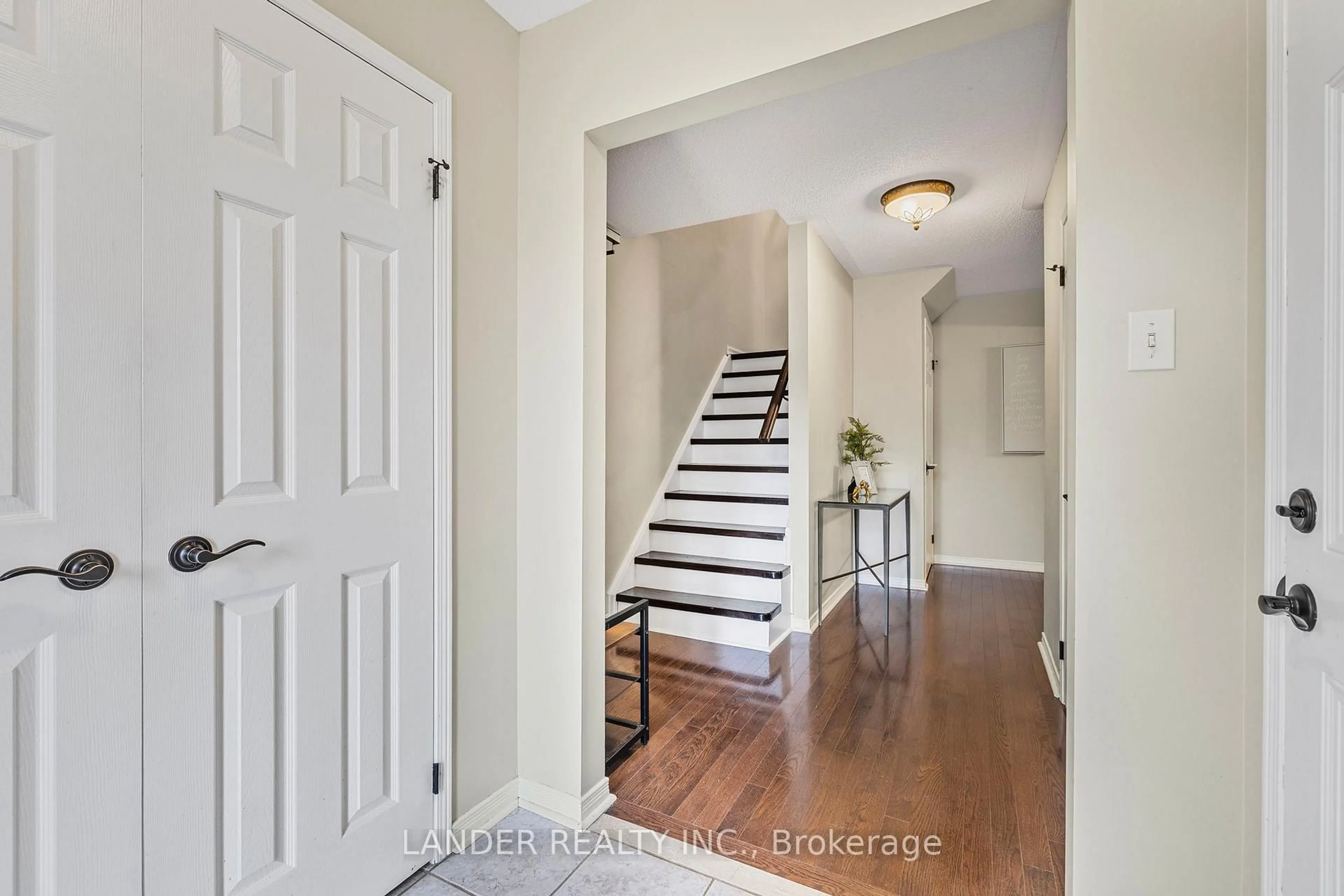 Indoor entryway for 382 Rannie Rd, Newmarket Ontario L3X 2N3