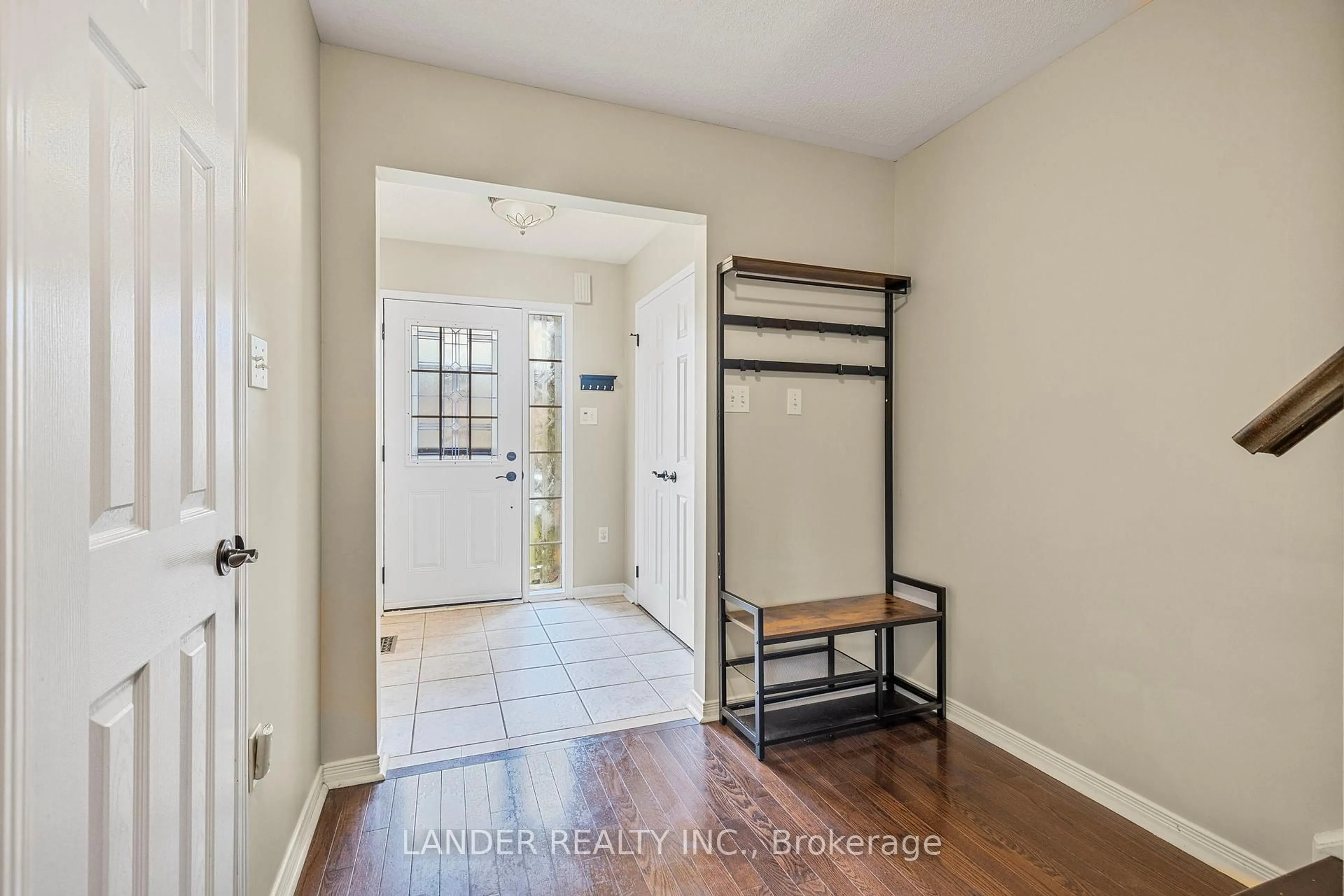 Indoor entryway for 382 Rannie Rd, Newmarket Ontario L3X 2N3