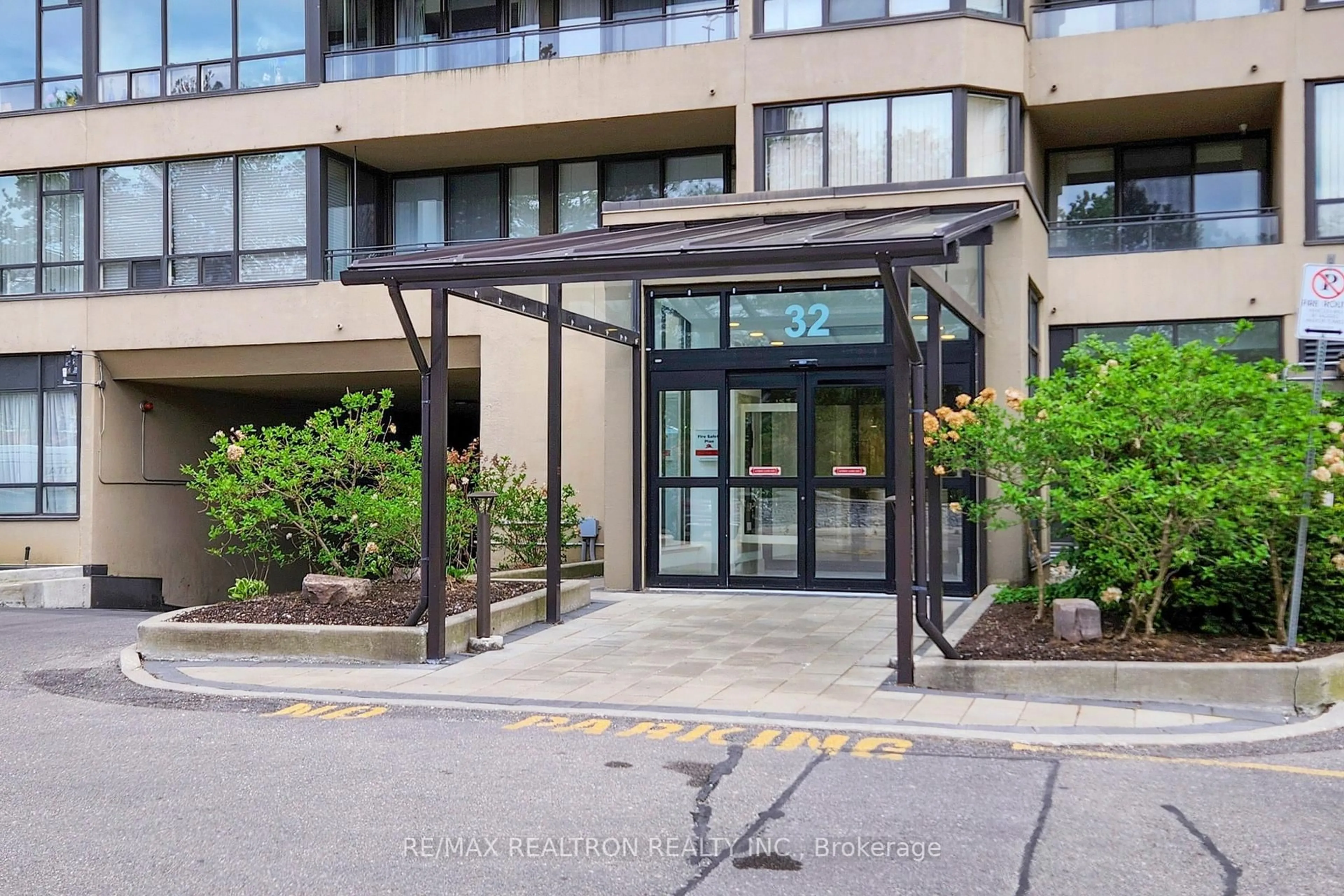 Indoor foyer for 32 CLARISSA Dr #PH27, Richmond Hill Ontario L4C 9R7