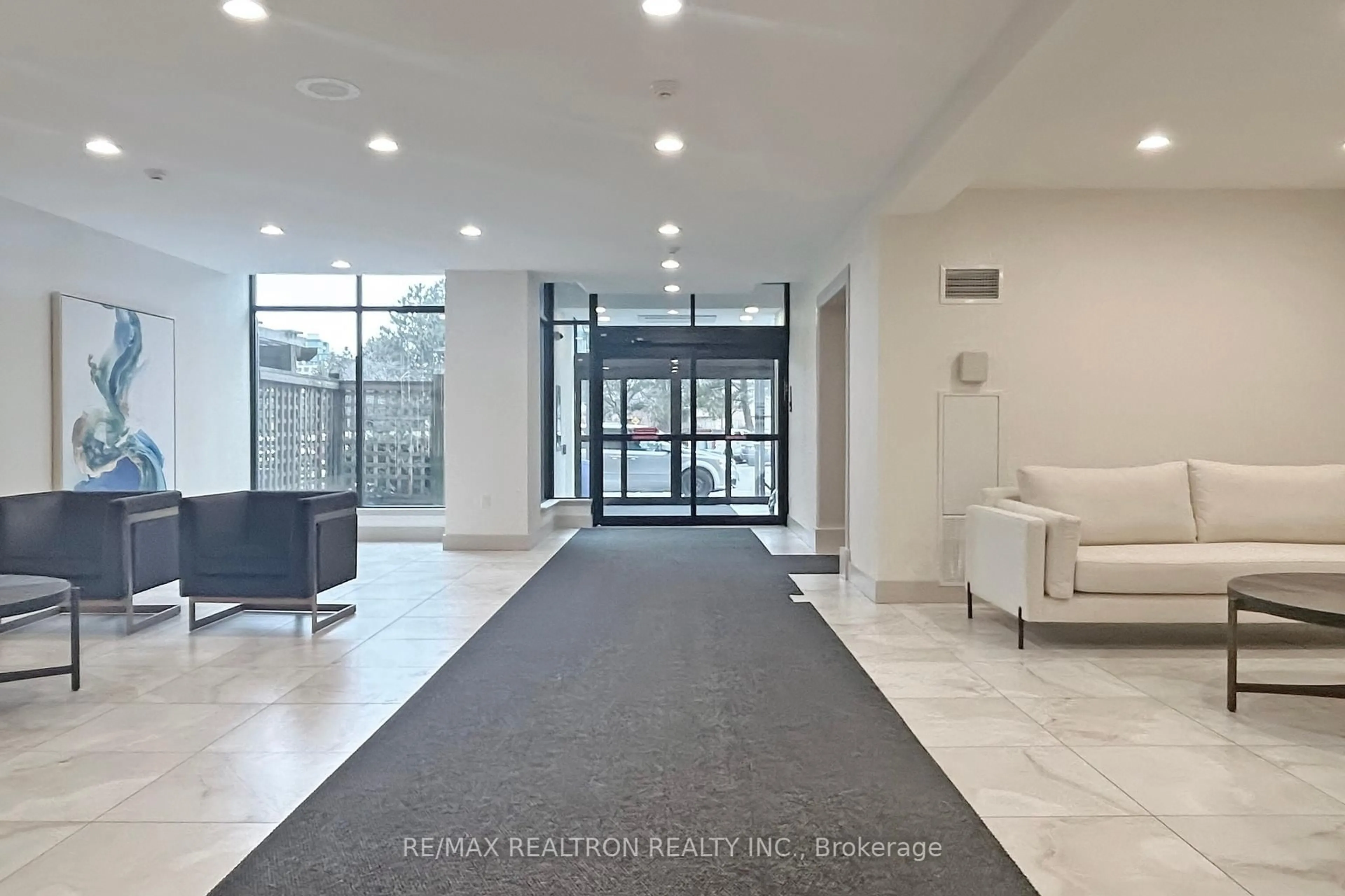 Indoor foyer for 32 CLARISSA Dr #PH27, Richmond Hill Ontario L4C 9R7