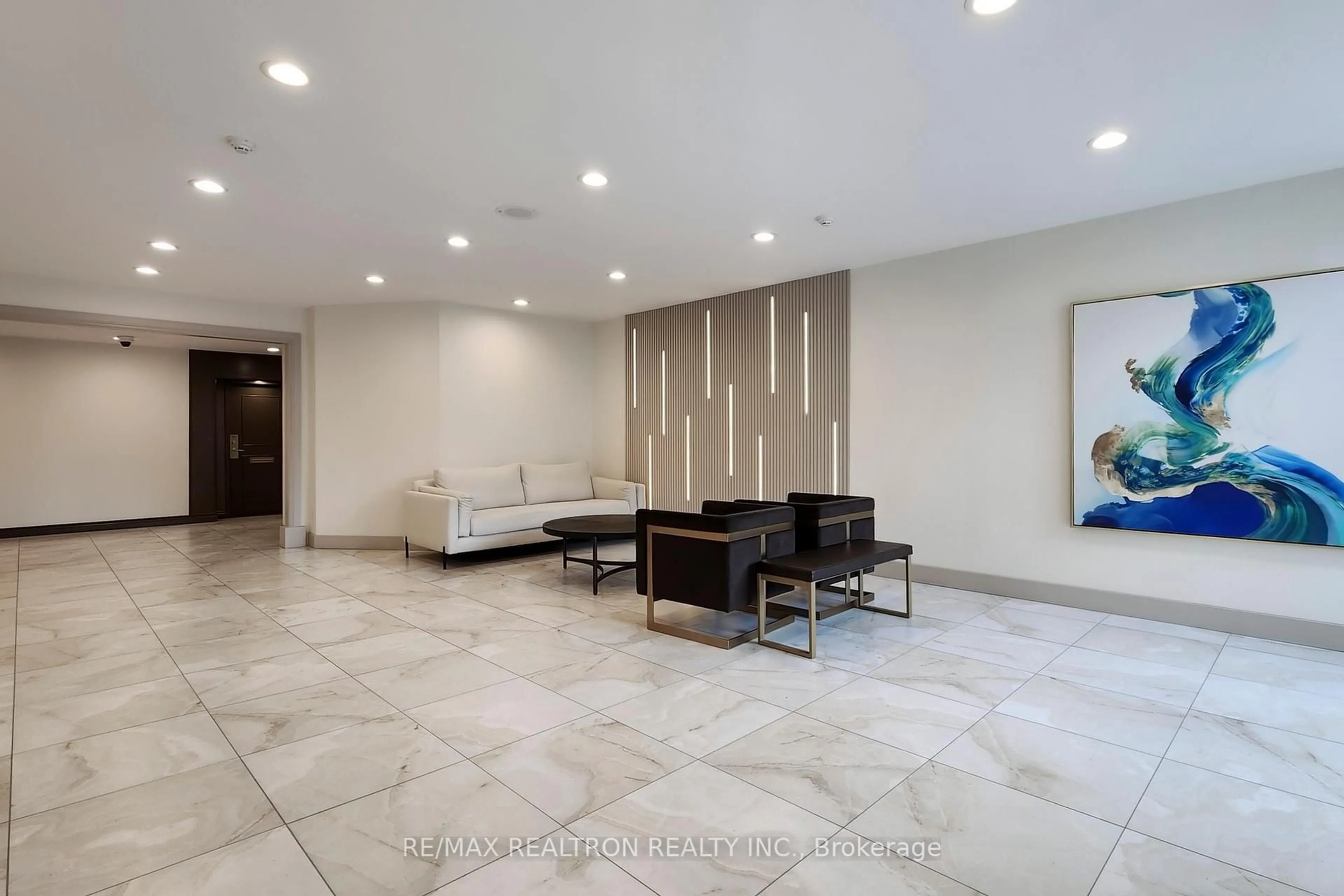 Lobby for 32 CLARISSA Dr #PH27, Richmond Hill Ontario L4C 9R7
