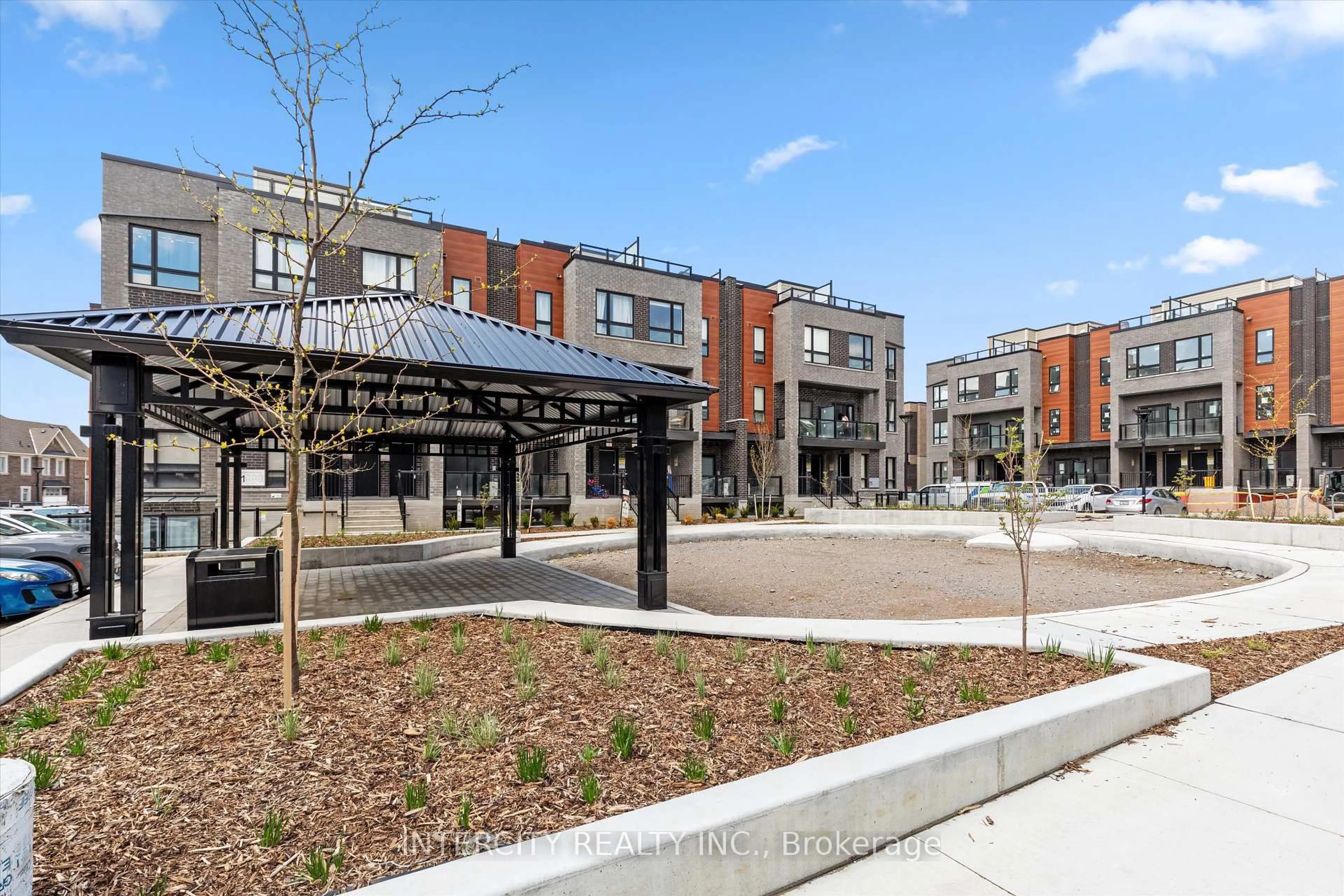 Patio, street for 11 Lytham Green Circ #15, Newmarket Ontario L3Y 0C7