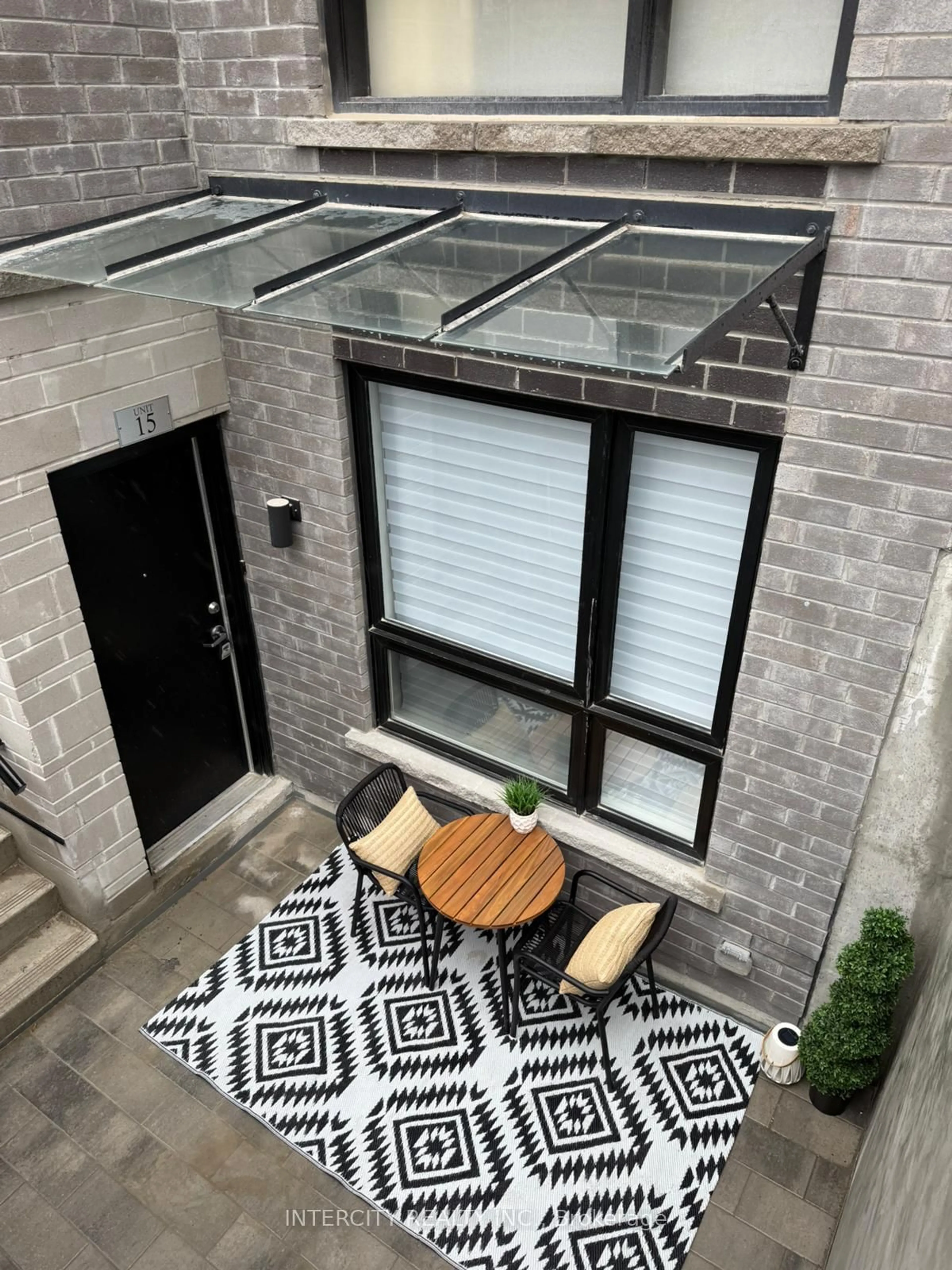 Patio, street for 11 Lytham Green Circ #15, Newmarket Ontario L3Y 0C7