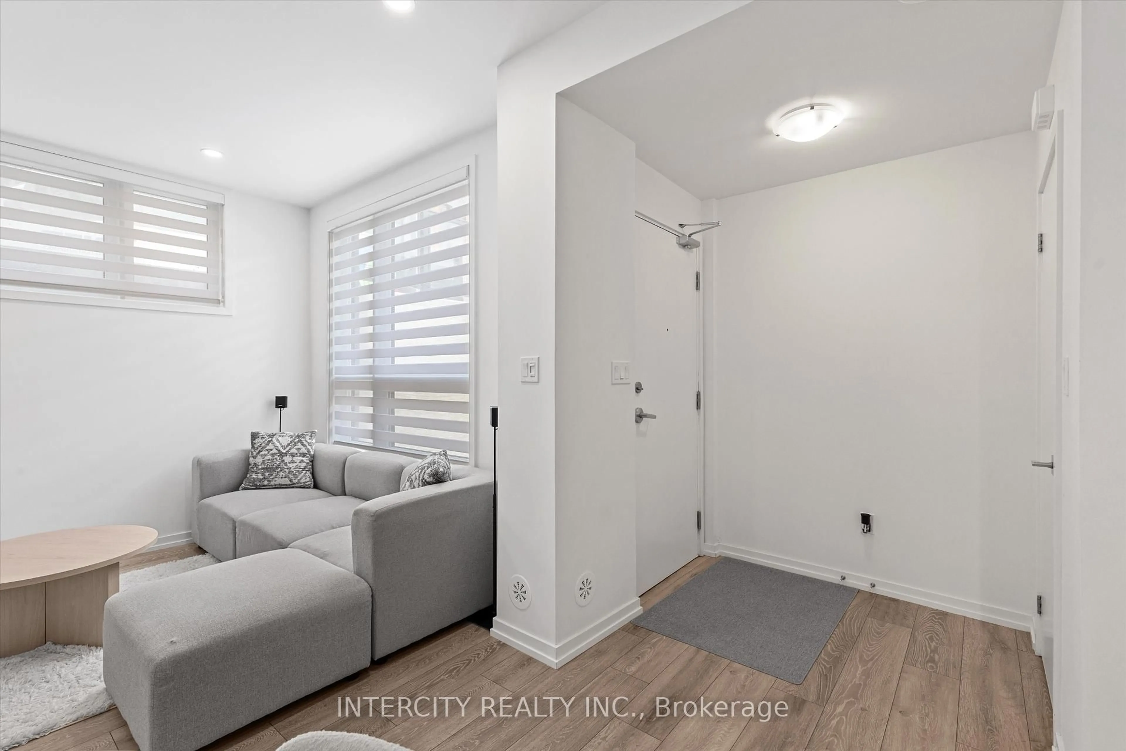 A pic of a room for 11 Lytham Green Circ #15, Newmarket Ontario L3Y 0C7