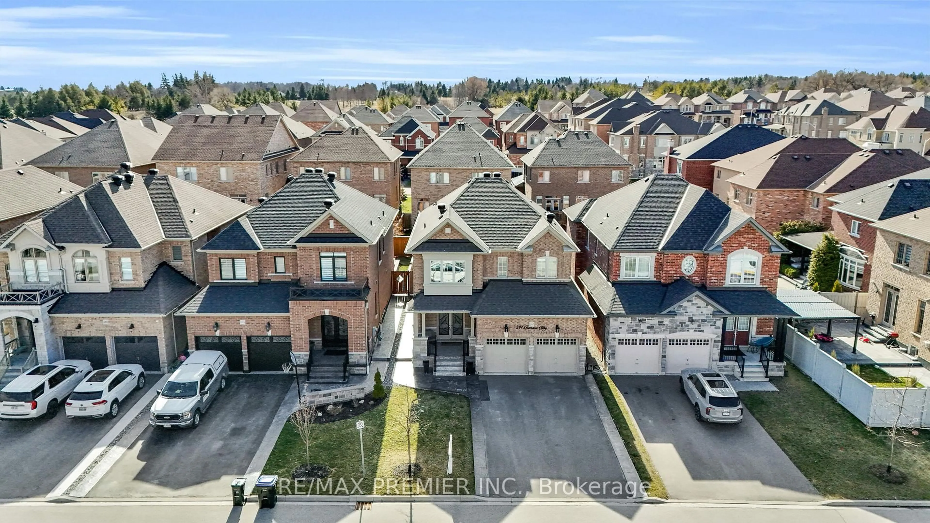 A pic from outside/outdoor area/front of a property/back of a property/a pic from drone, street for 297 Inverness Way, Bradford West Gwillimbury Ontario L3Z 2A8