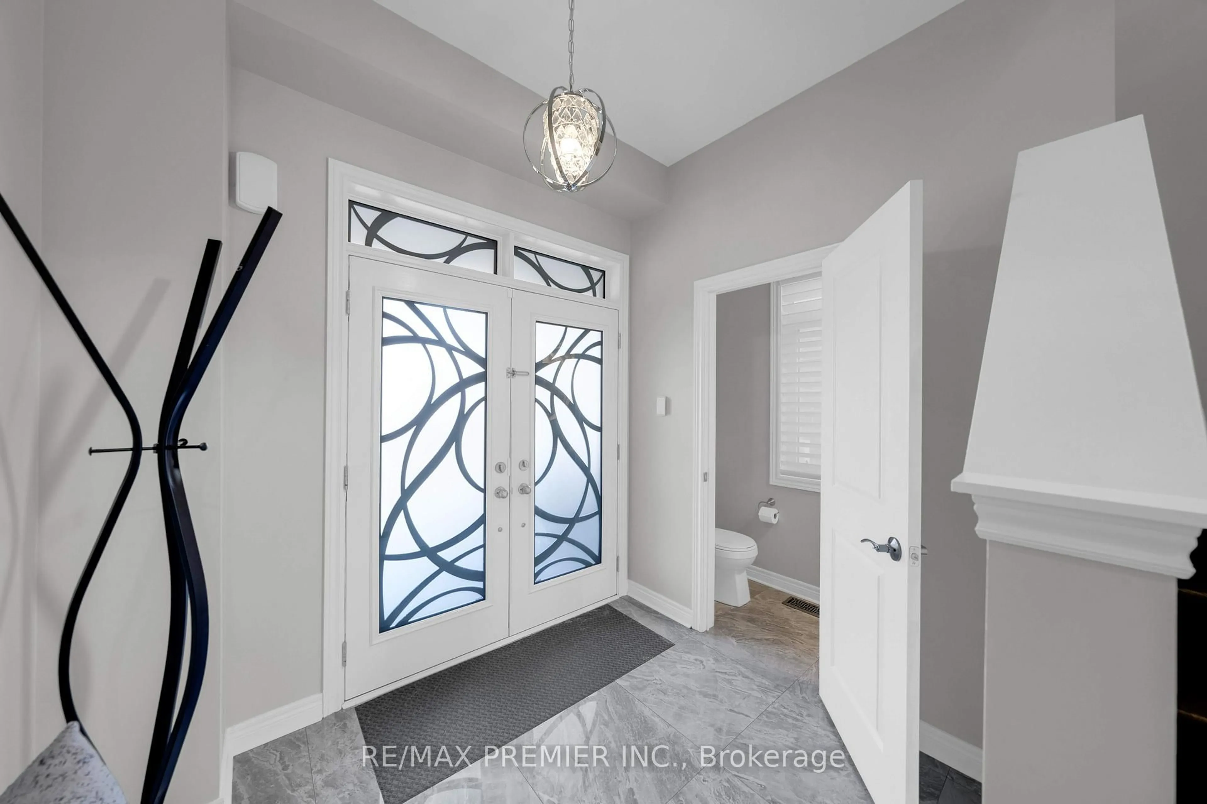 Indoor entryway for 297 Inverness Way, Bradford West Gwillimbury Ontario L3Z 2A8