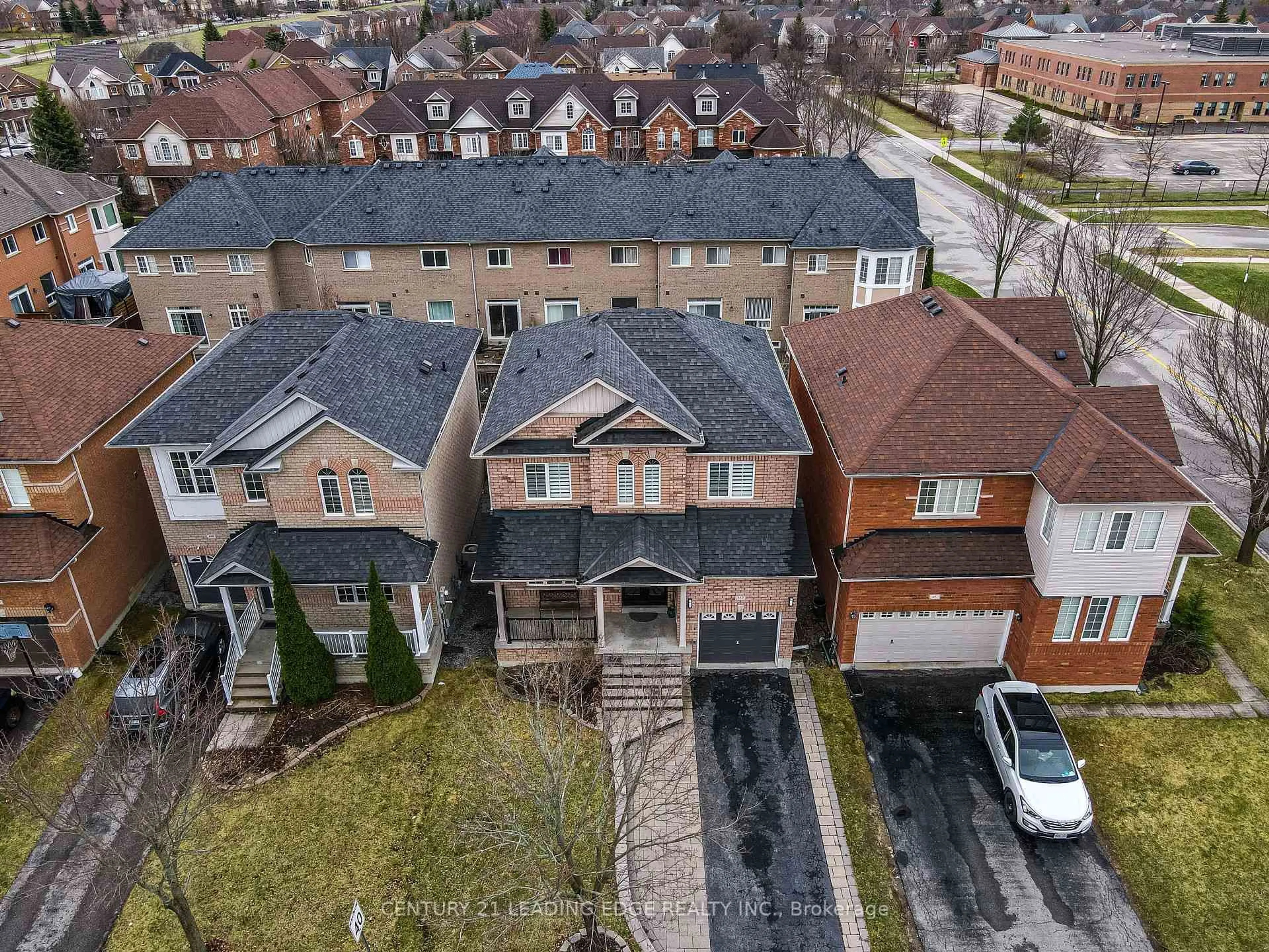 A pic from outside/outdoor area/front of a property/back of a property/a pic from drone, street for 112 Watkins Glen Cres, Aurora Ontario L4G 7S6
