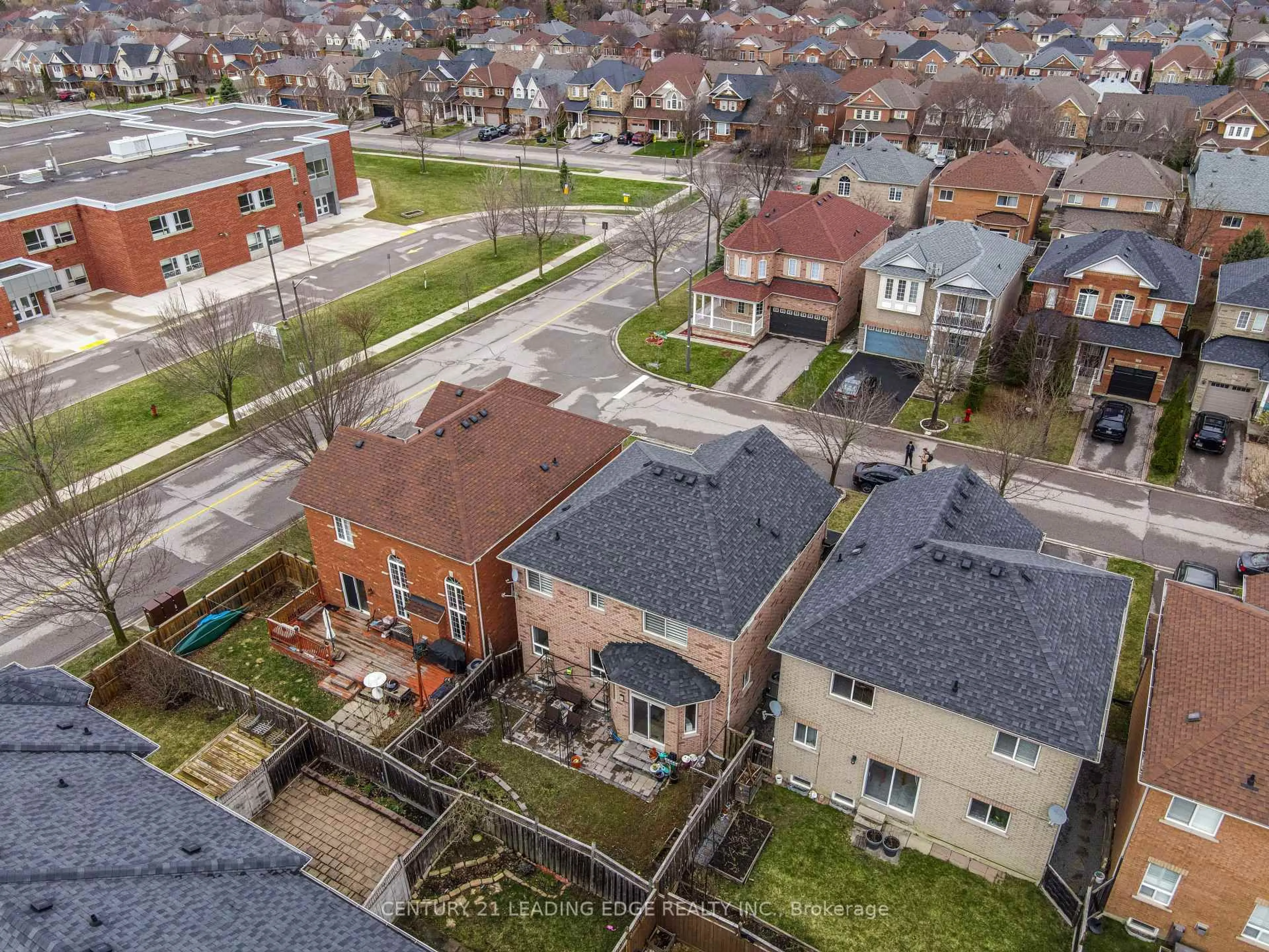 A pic from outside/outdoor area/front of a property/back of a property/a pic from drone, street for 112 Watkins Glen Cres, Aurora Ontario L4G 7S6