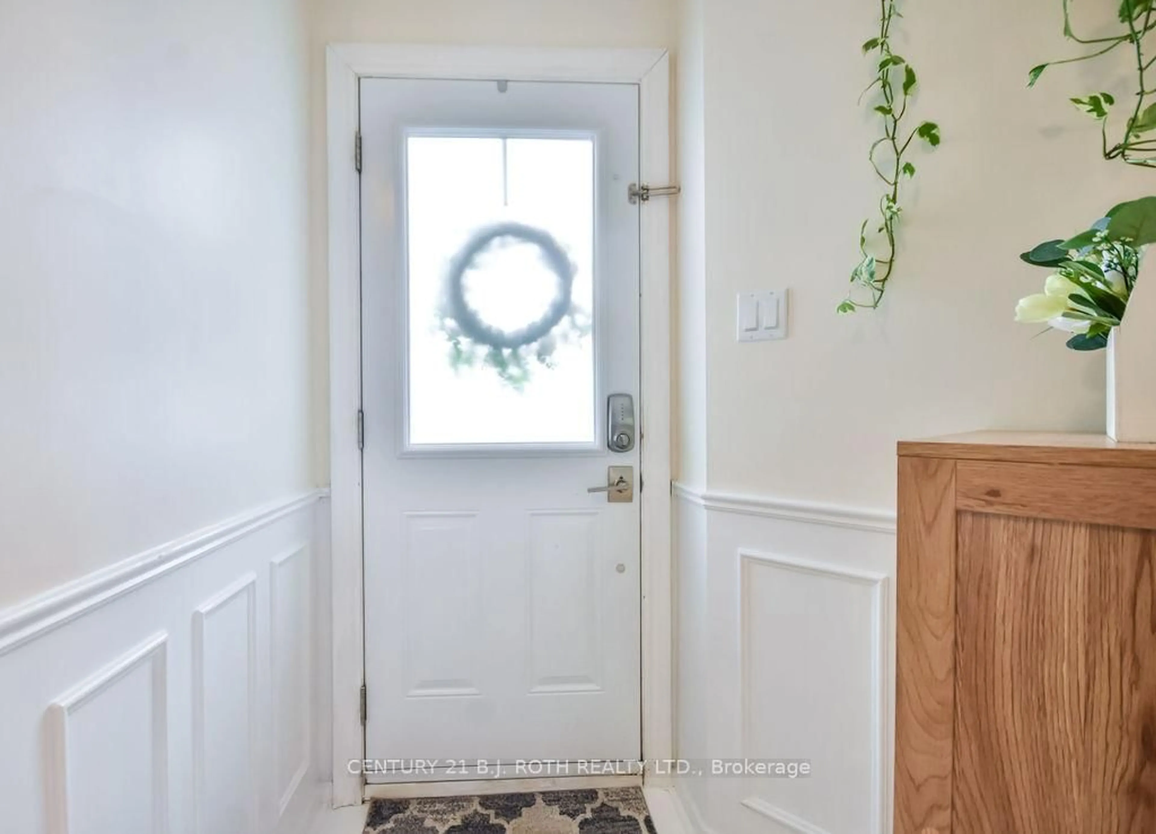Indoor entryway for 1204 INNISWOOD St, Innisfil Ontario L9S 1X7