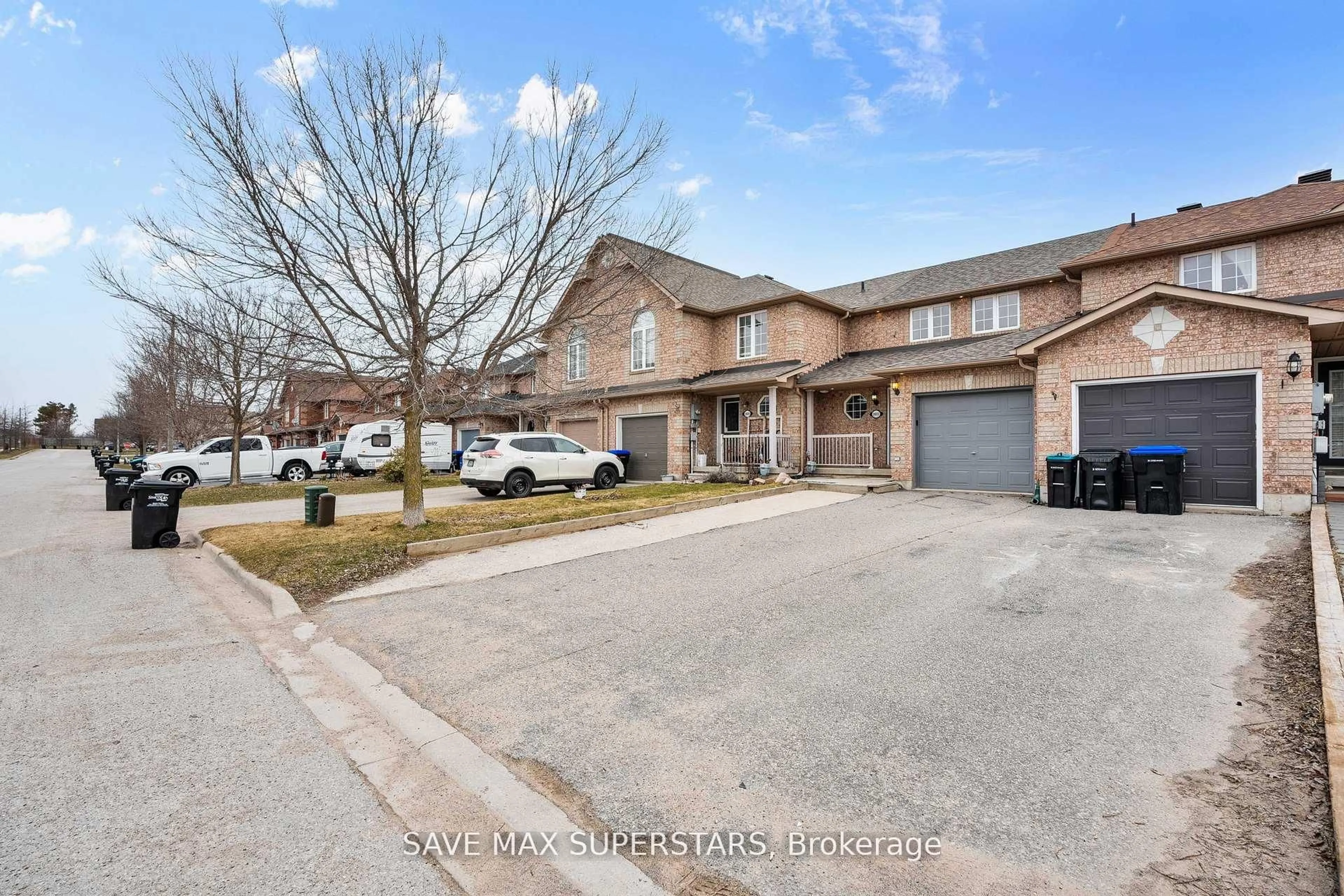 A pic from outside/outdoor area/front of a property/back of a property/a pic from drone, street for 2023 SWAN St, Innisfil Ontario L9S 0B5