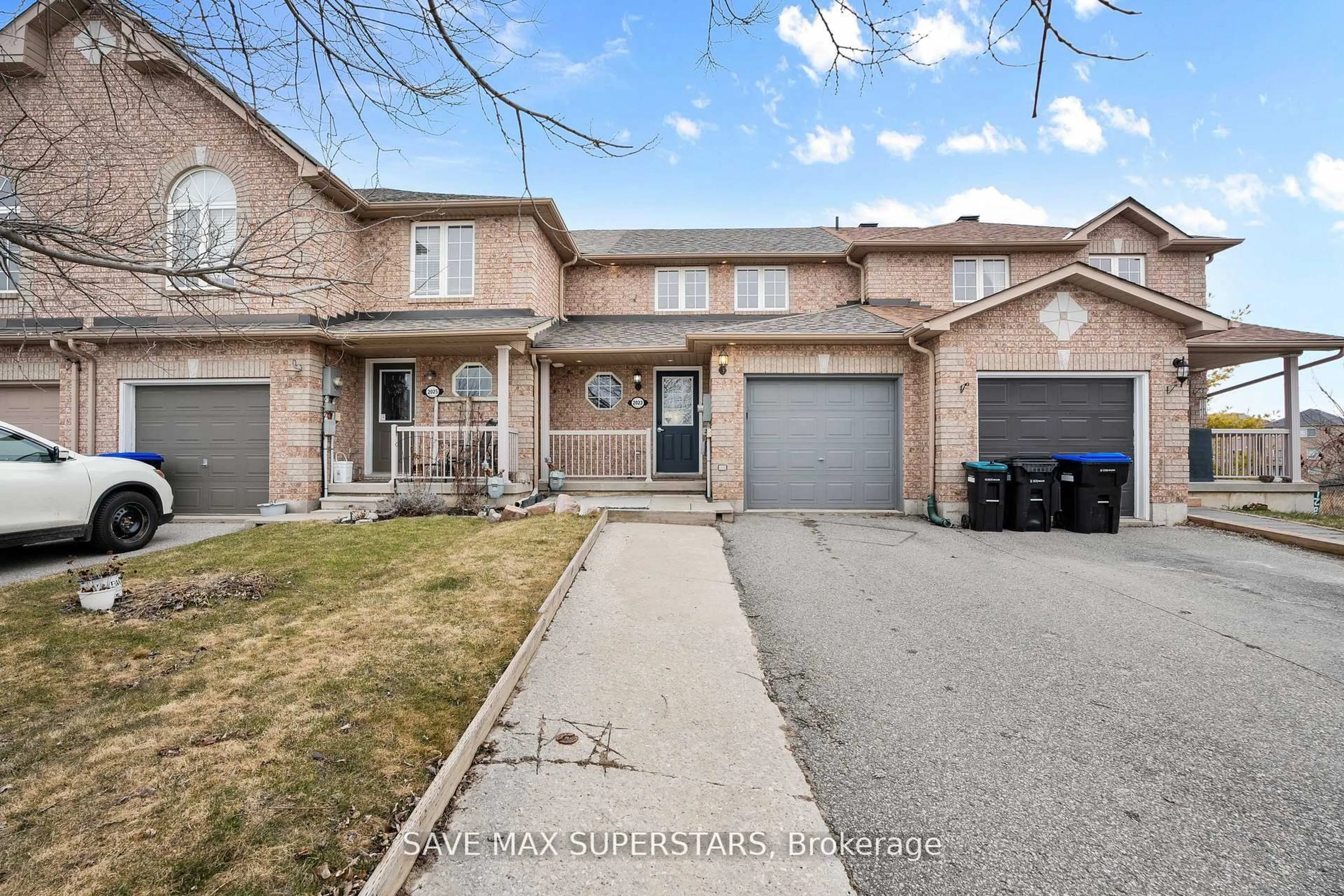 A pic from outside/outdoor area/front of a property/back of a property/a pic from drone, street for 2023 SWAN St, Innisfil Ontario L9S 0B5