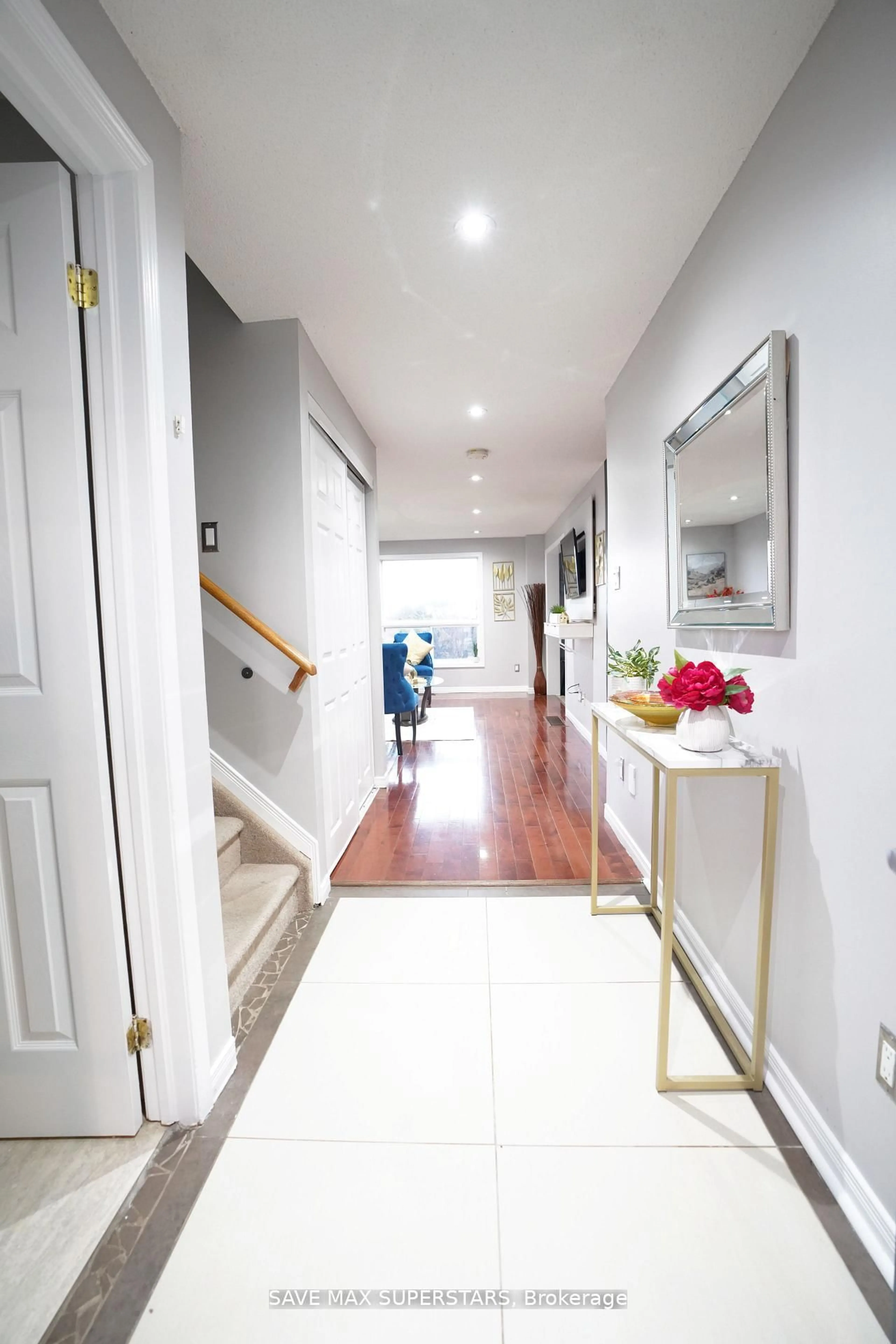 Indoor foyer for 2023 SWAN St, Innisfil Ontario L9S 0B5