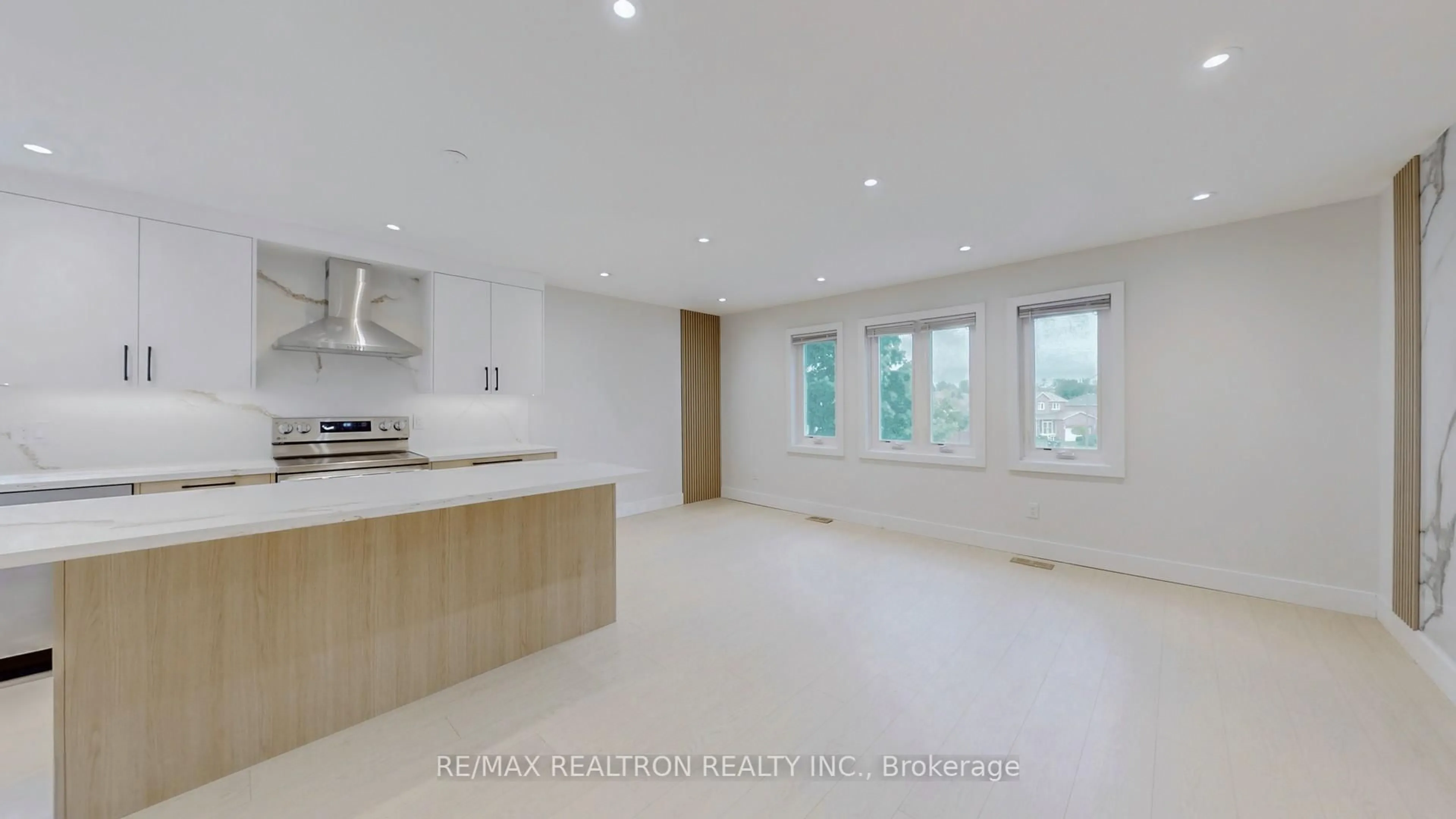 Open concept kitchen, ceramic/tile floor for 112 Fletcher St, Bradford West Gwillimbury Ontario L3Z 1L9