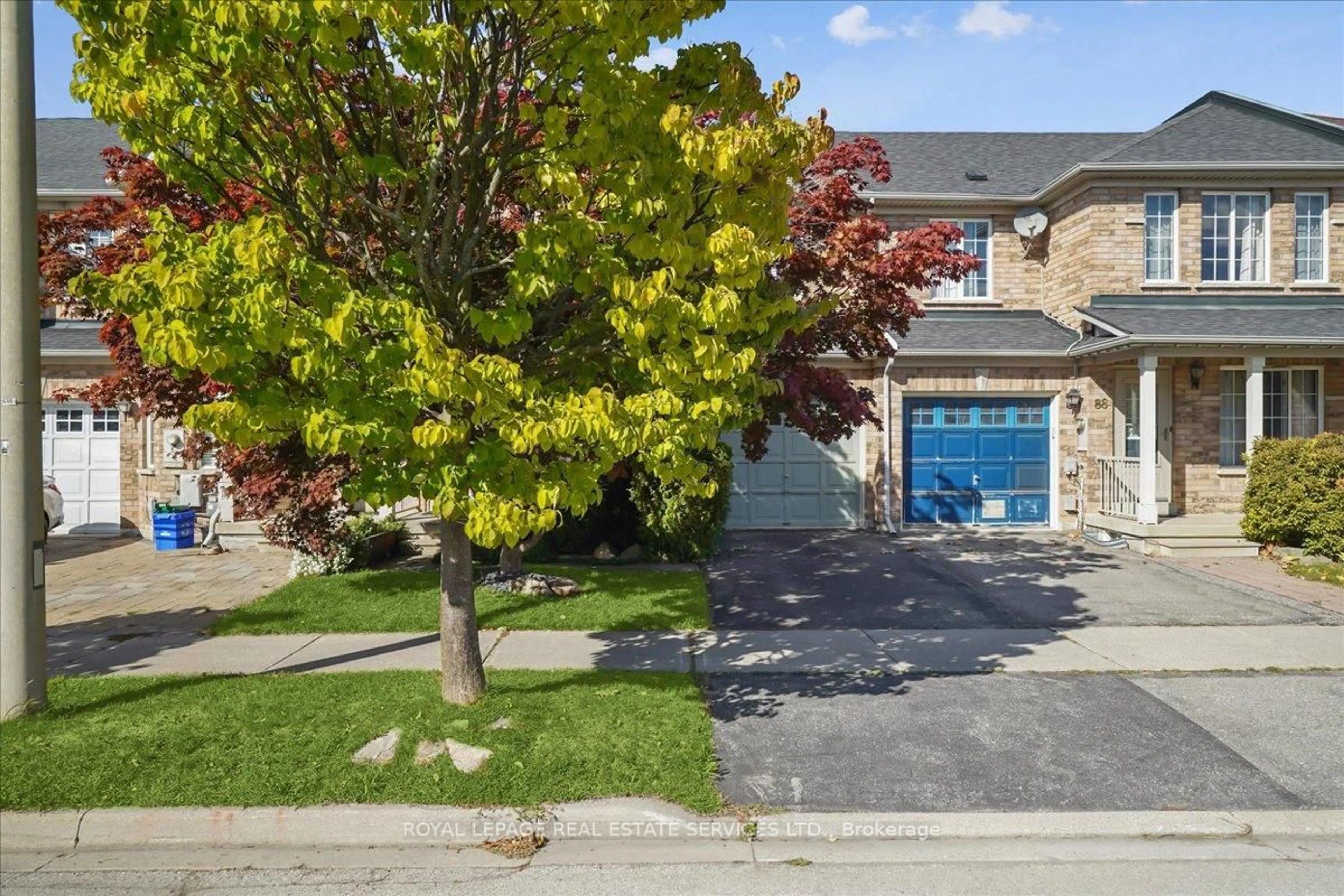 A pic from outside/outdoor area/front of a property/back of a property/a pic from drone, street for 86 Nahanni Dr, Richmond Hill Ontario L4B 4L4