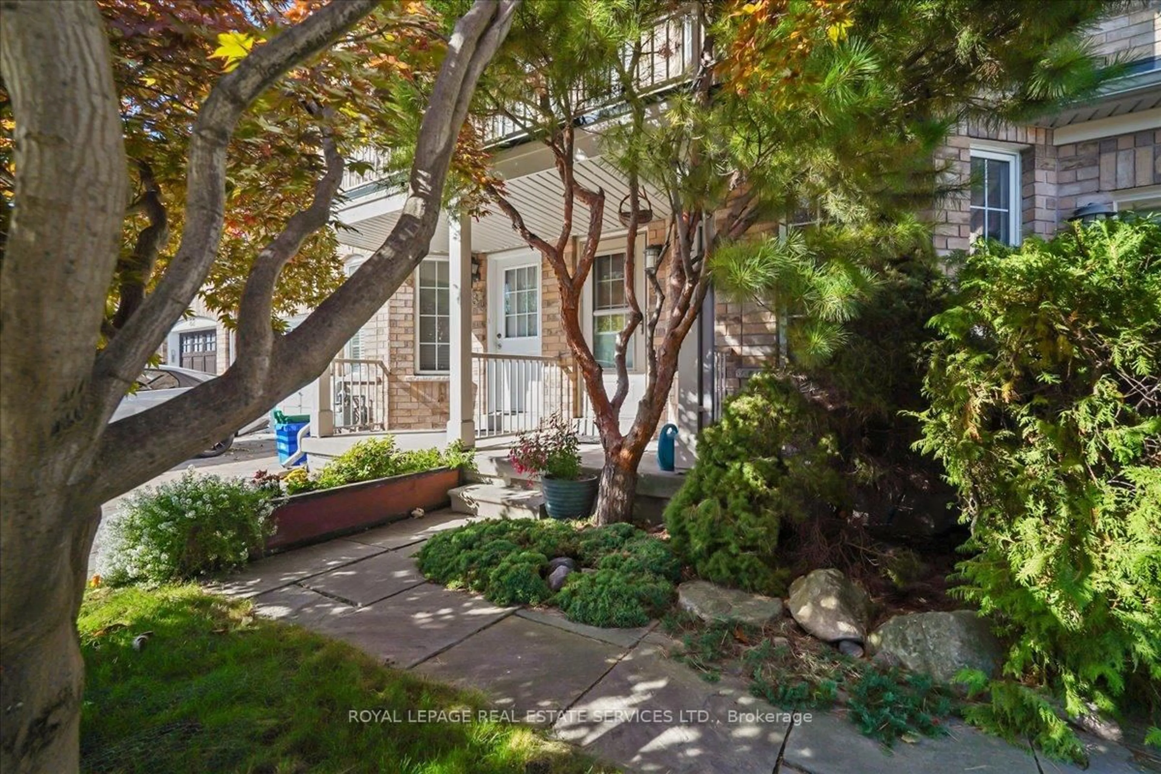 Patio, street for 86 Nahanni Dr, Richmond Hill Ontario L4B 4L4
