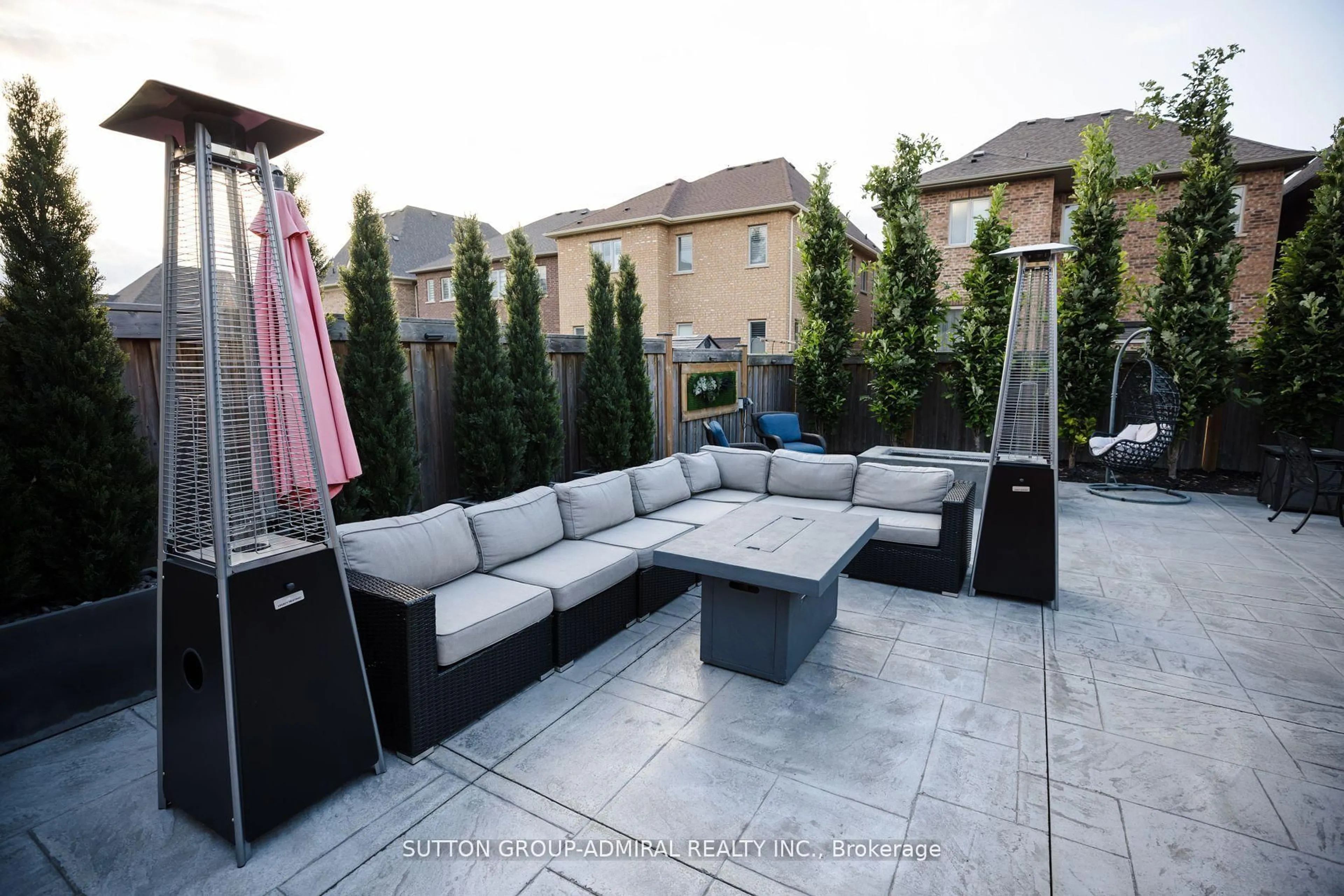 Patio, street for 62 Bond Cres, Richmond Hill Ontario L4E 3K5