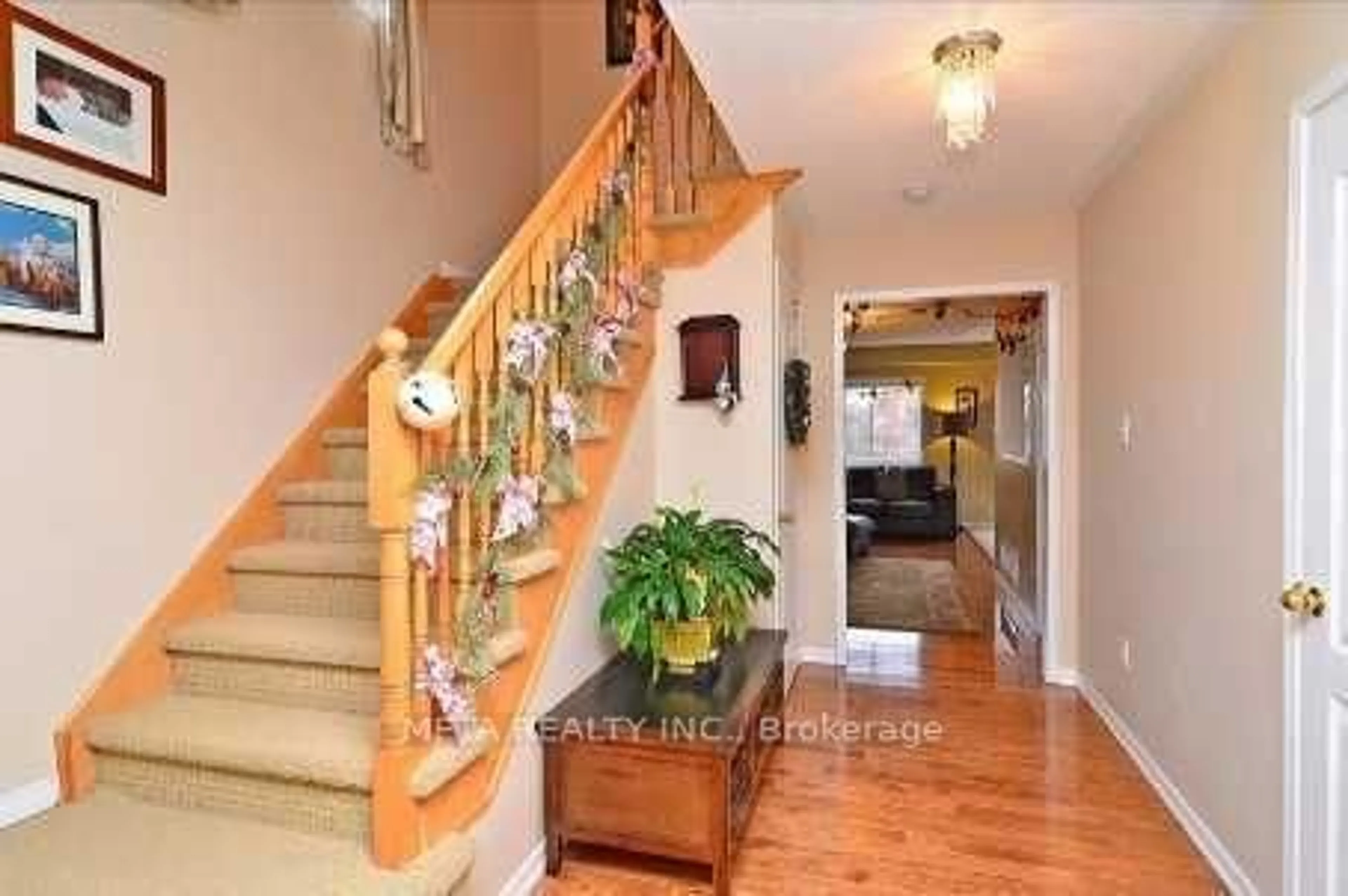 Indoor entryway for 87 Banbrooke Cres, Newmarket Ontario L3X 2W9
