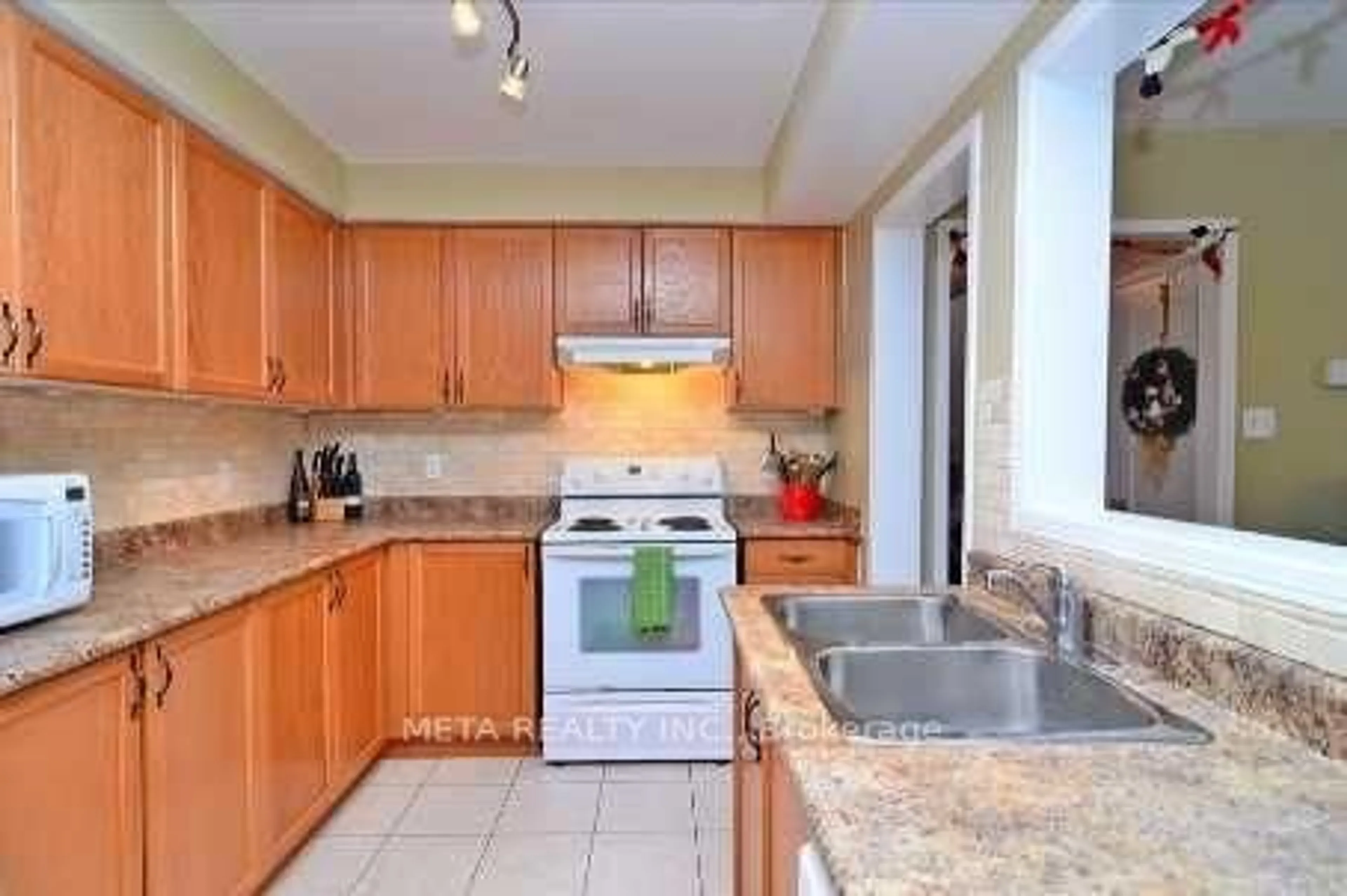 Standard kitchen, ceramic/tile floor for 87 Banbrooke Cres, Newmarket Ontario L3X 2W9