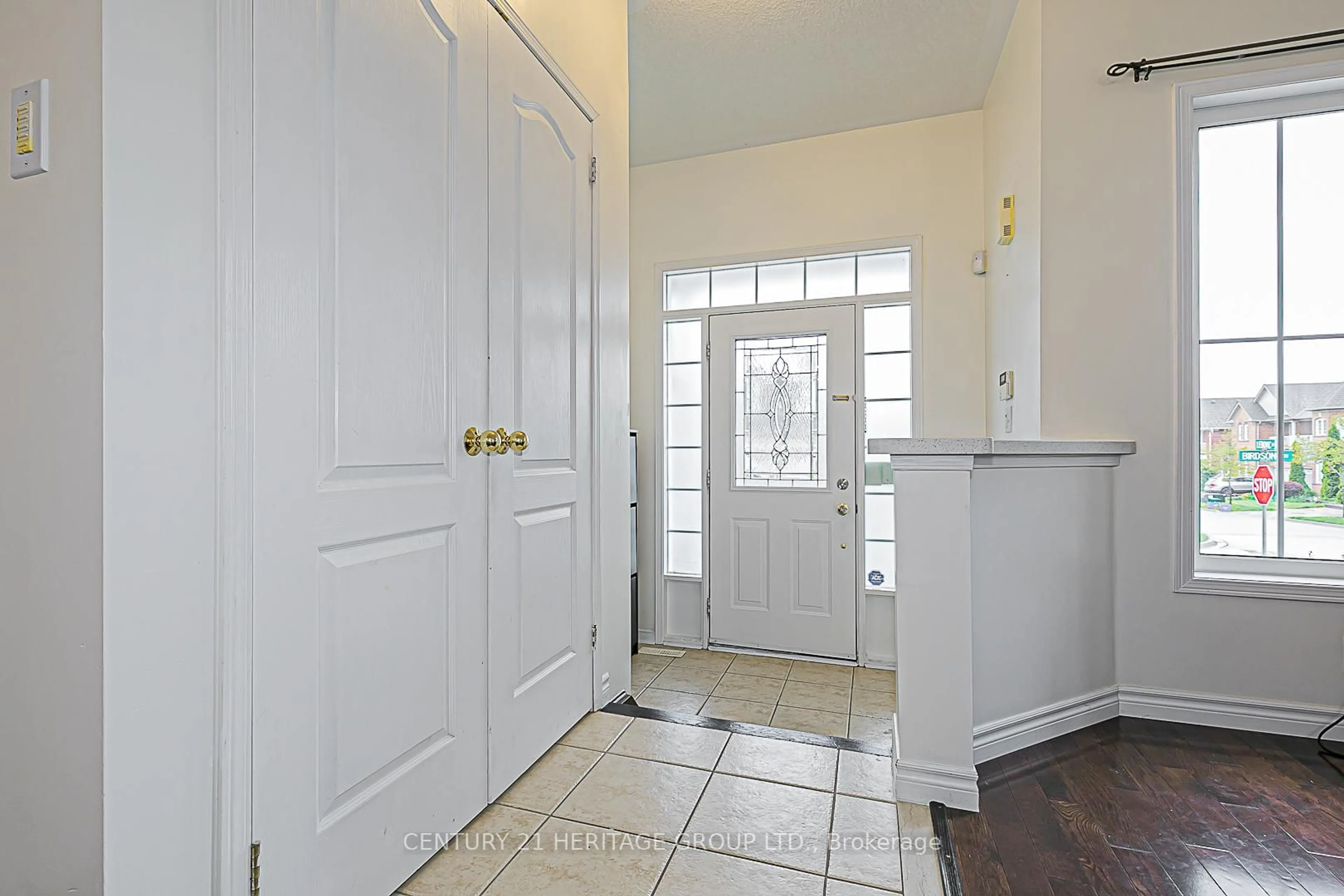 Indoor entryway for 11 Birdsong St, Richmond Hill Ontario L4E 5C2
