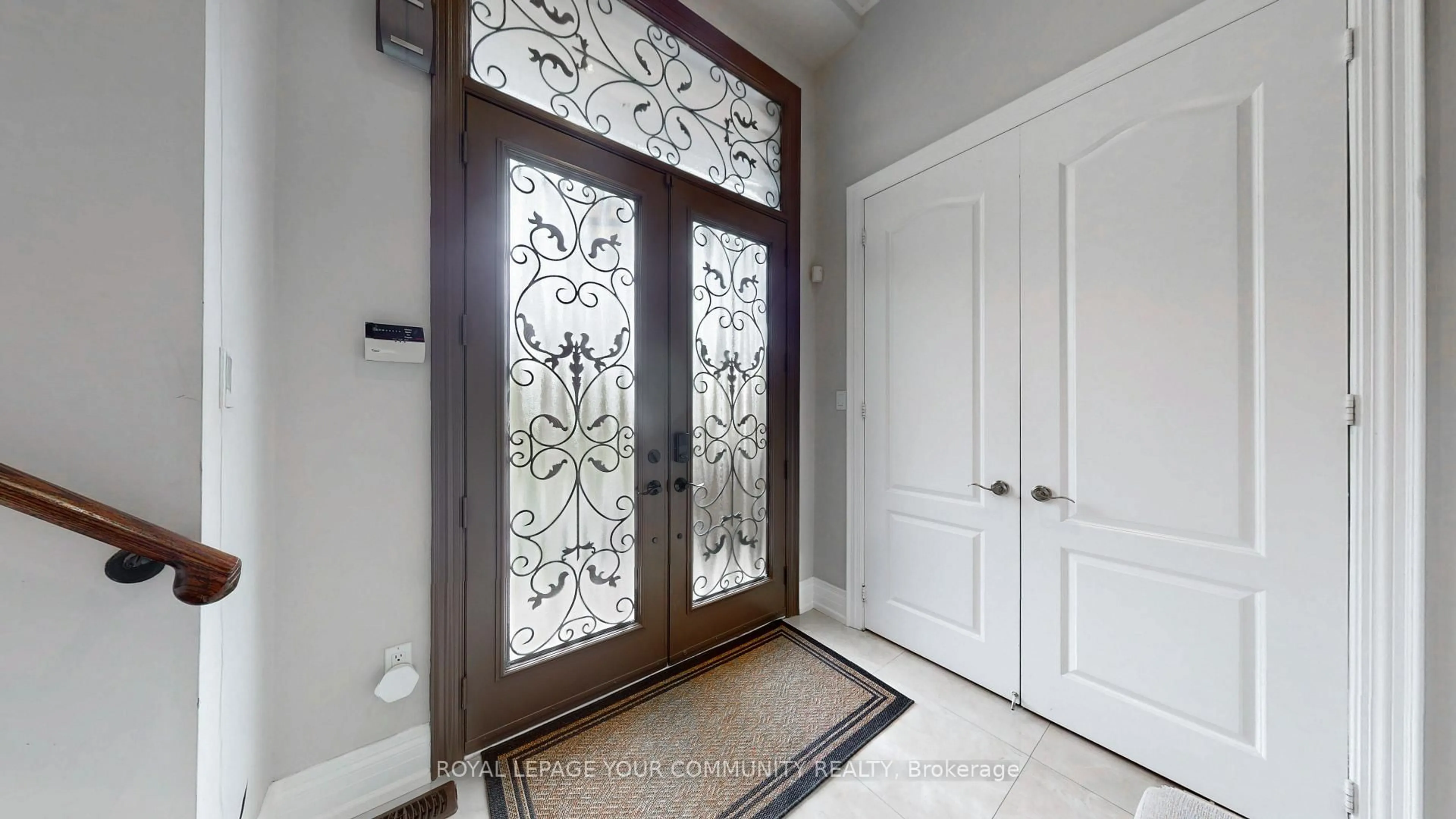 Indoor entryway for 10 Gannett Dr, Richmond Hill Ontario L4E 0E6