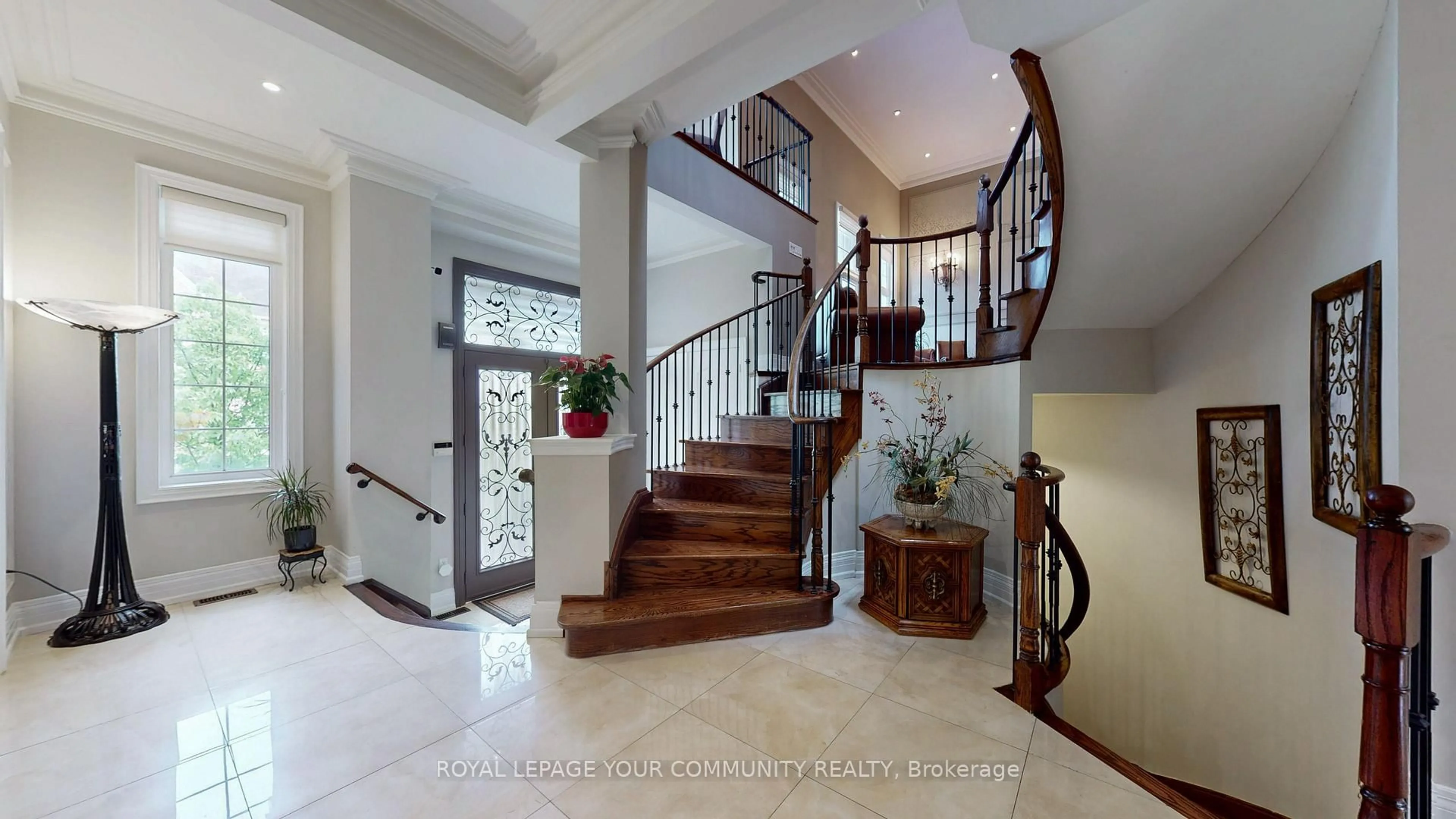 Indoor foyer for 10 Gannett Dr, Richmond Hill Ontario L4E 0E6