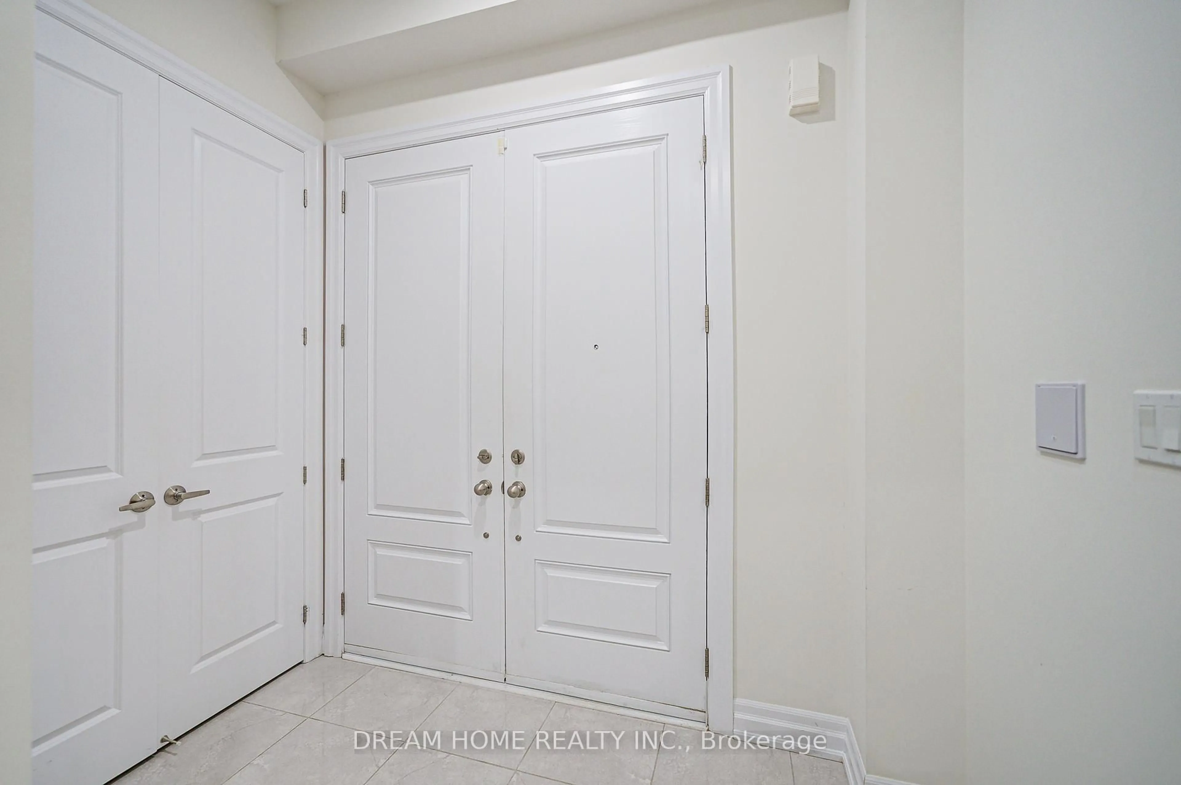 Indoor entryway for 113 Botelho Circ, Aurora Ontario L4G 3X3