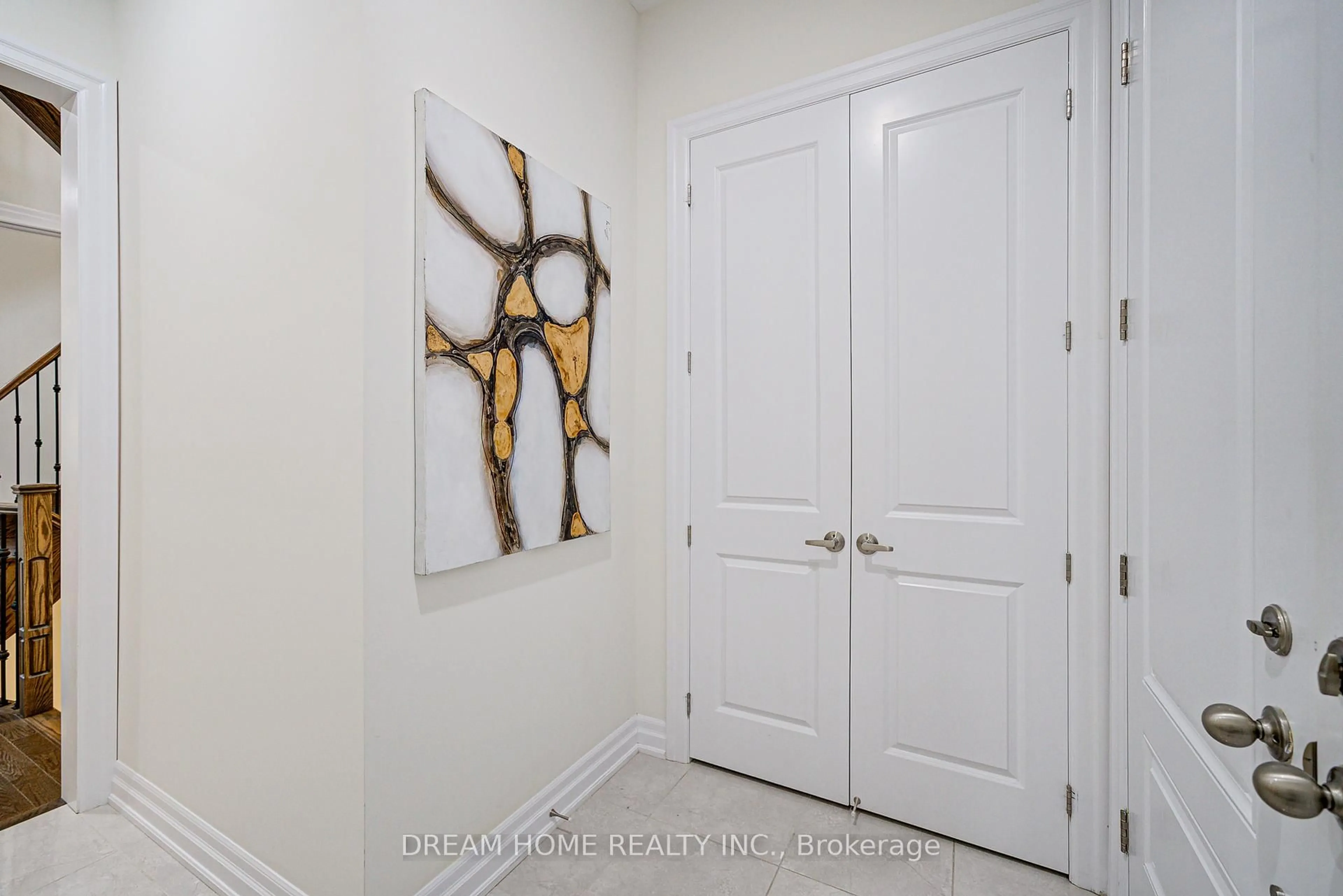 Indoor entryway for 113 Botelho Circ, Aurora Ontario L4G 3X3