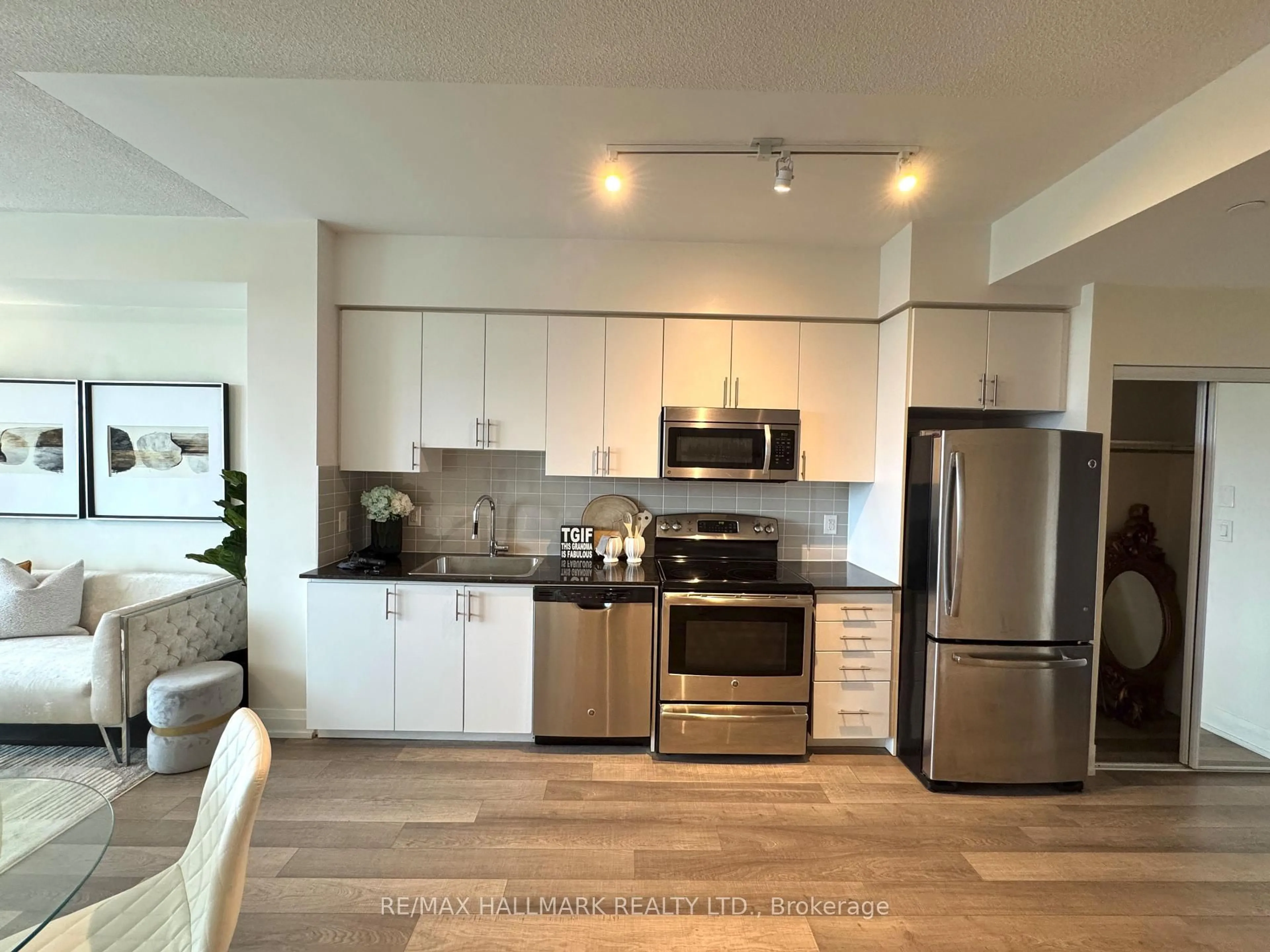 Open concept kitchen, wood/laminate floor for 7161 Yonge St #2135, Markham Ontario L3T 0C8
