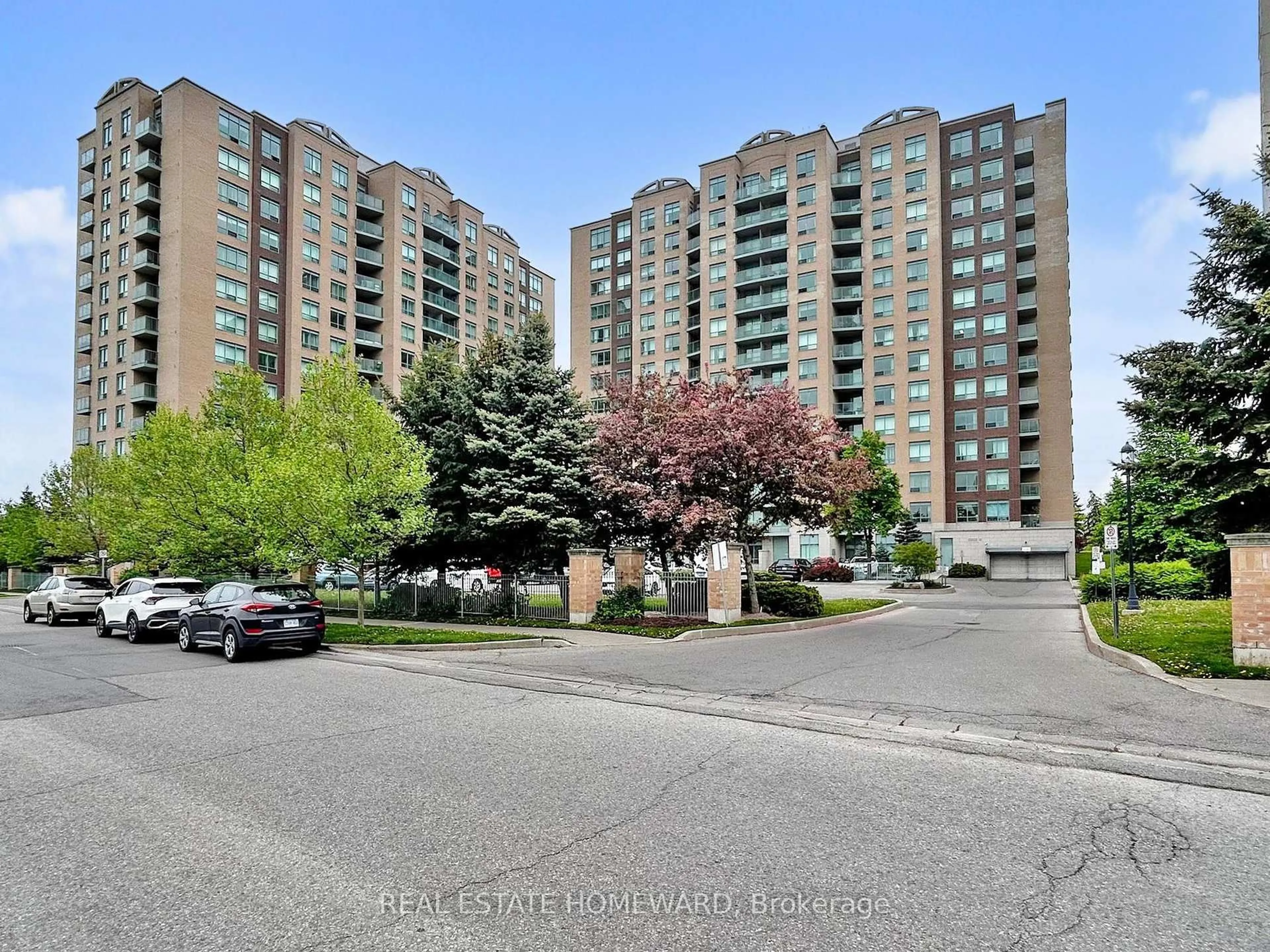A pic from outside/outdoor area/front of a property/back of a property/a pic from drone, street for 23 Oneida Cres #610, Richmond Hill Ontario L4B 0A2