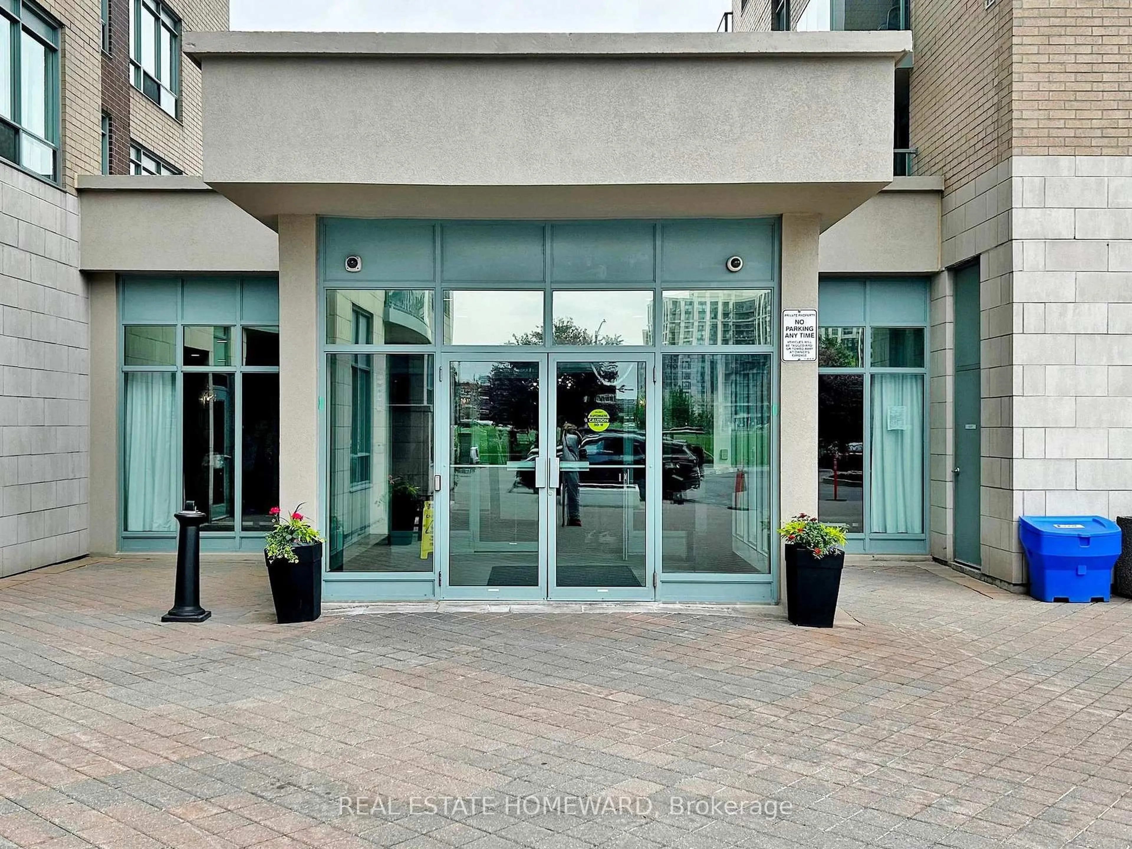 Indoor foyer for 23 Oneida Cres #610, Richmond Hill Ontario L4B 0A2