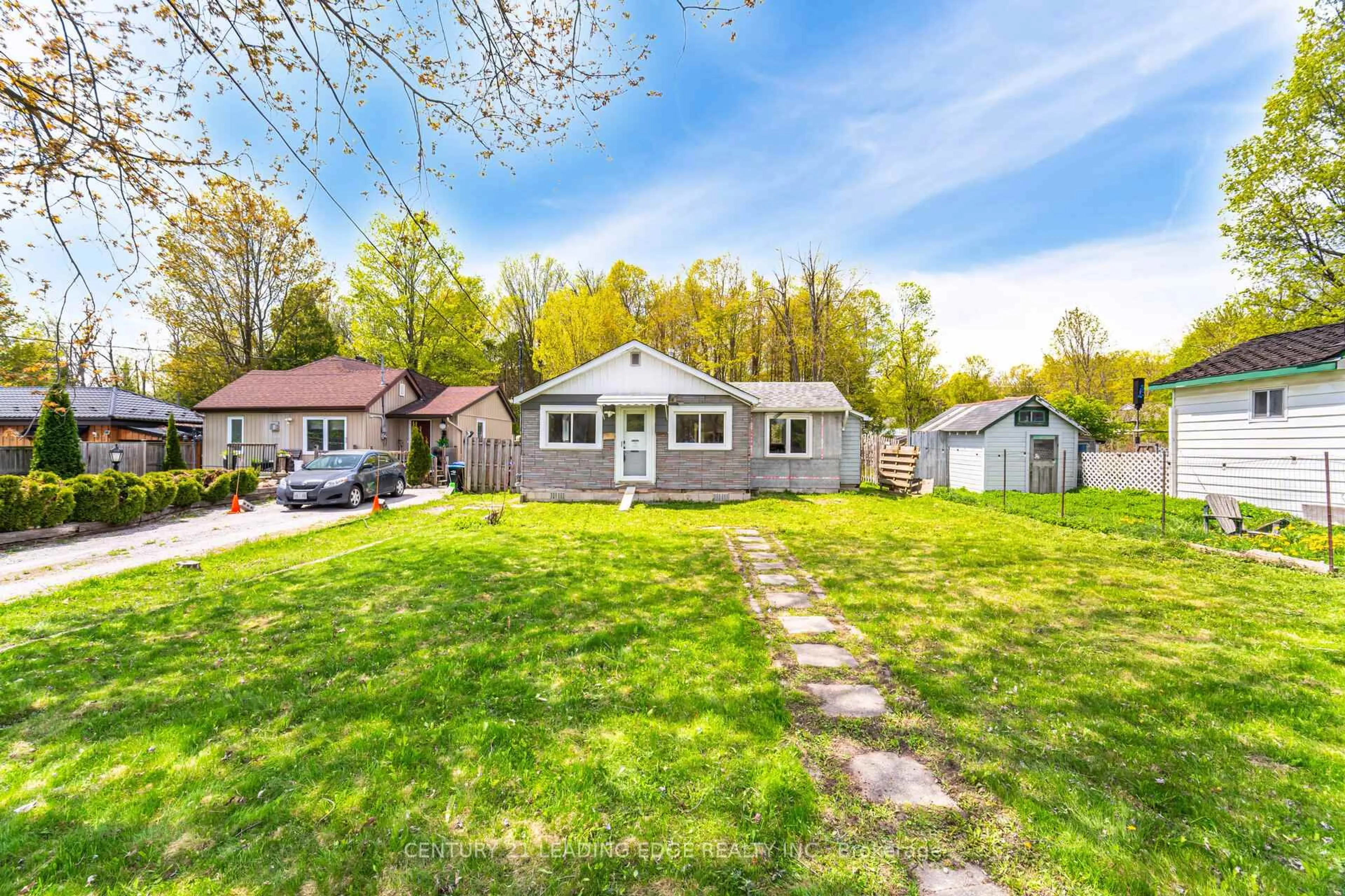 A pic from outside/outdoor area/front of a property/back of a property/a pic from drone, street for 2678 25th Side Rd, Innisfil Ontario L9S 3T4