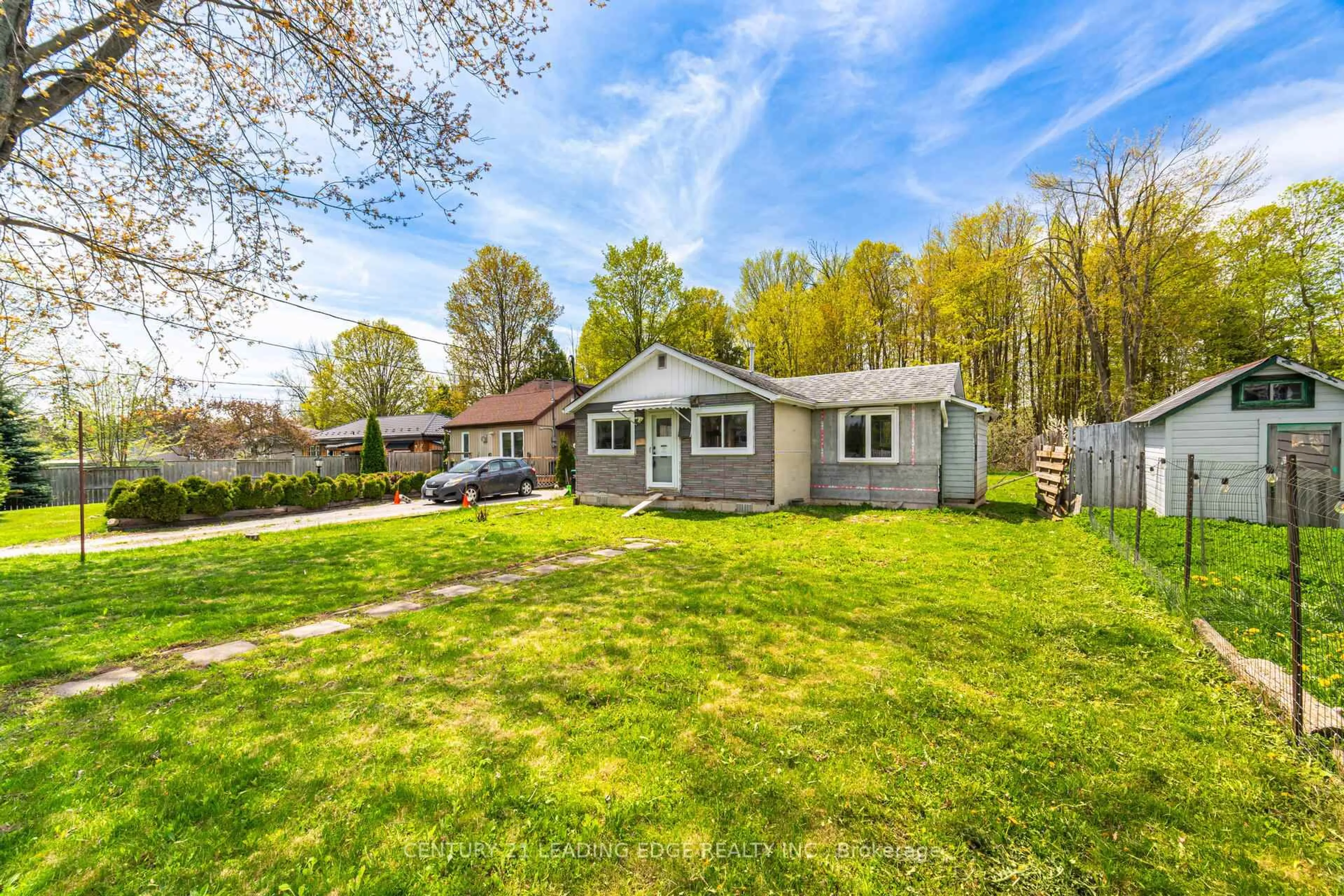 A pic from outside/outdoor area/front of a property/back of a property/a pic from drone, street for 2678 25th Side Rd, Innisfil Ontario L9S 3T4