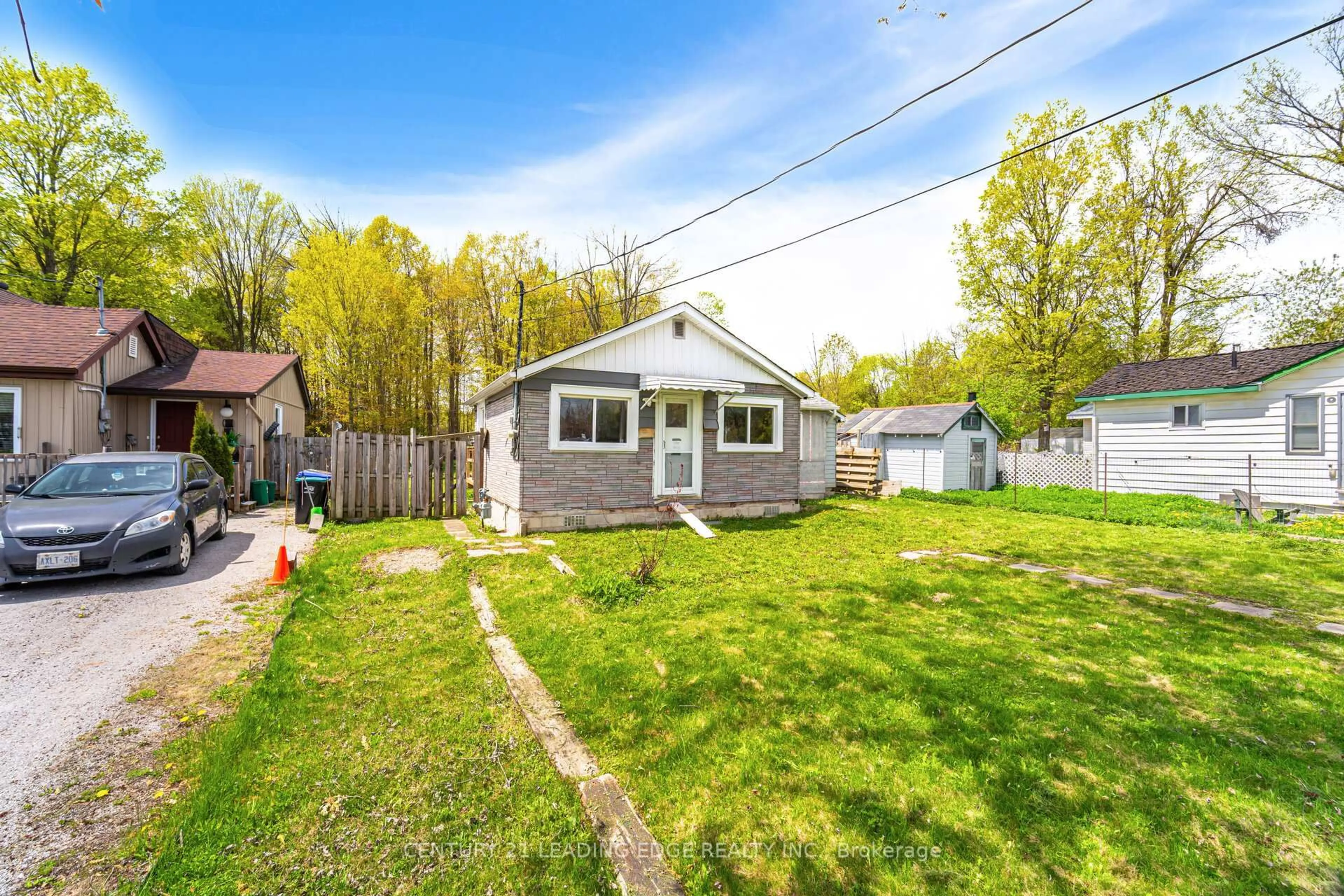 A pic from outside/outdoor area/front of a property/back of a property/a pic from drone, street for 2678 25th Side Rd, Innisfil Ontario L9S 3T4