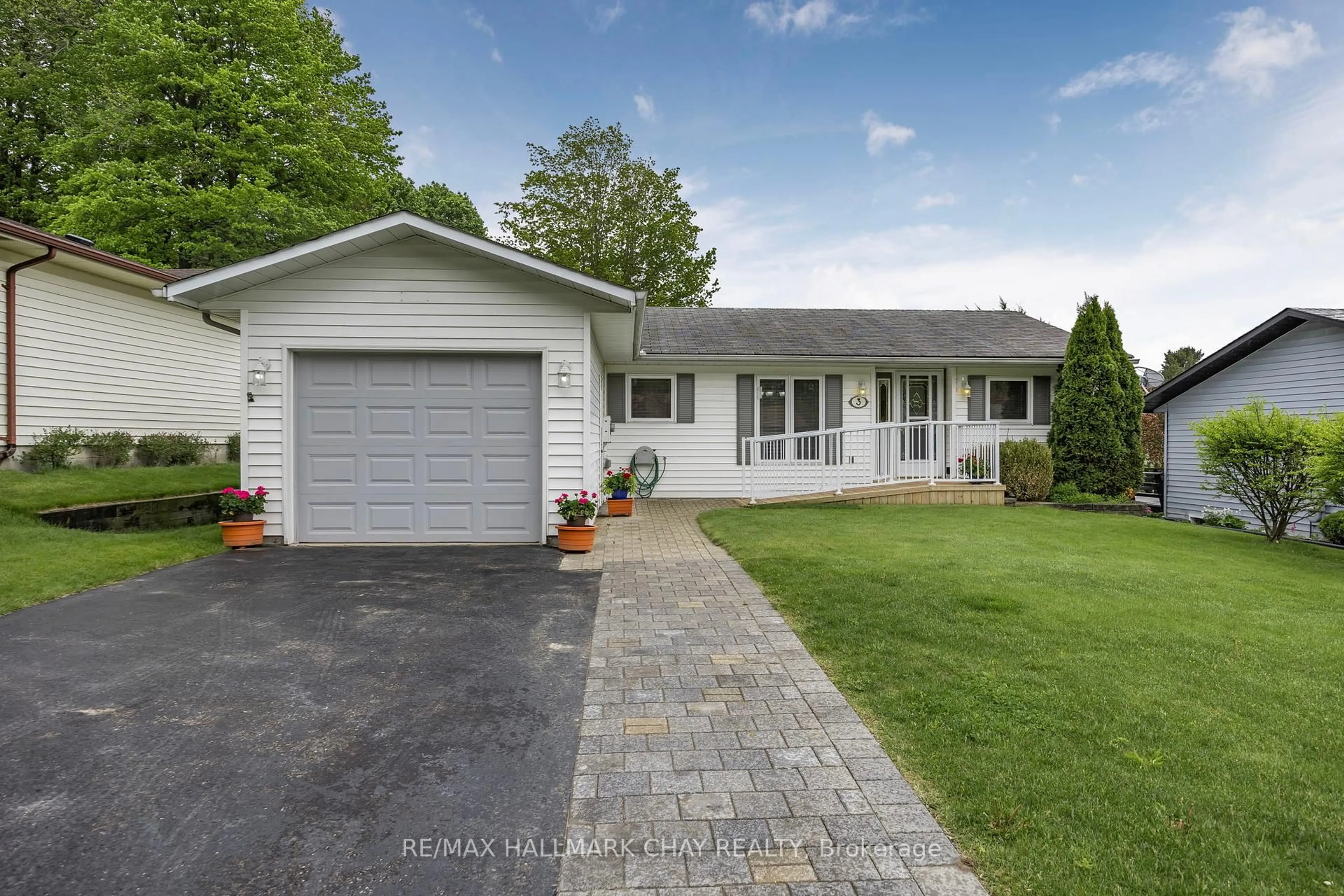 Home with vinyl exterior material, street for 3 Pinetree Crt, New Tecumseth Ontario L0G 1W0