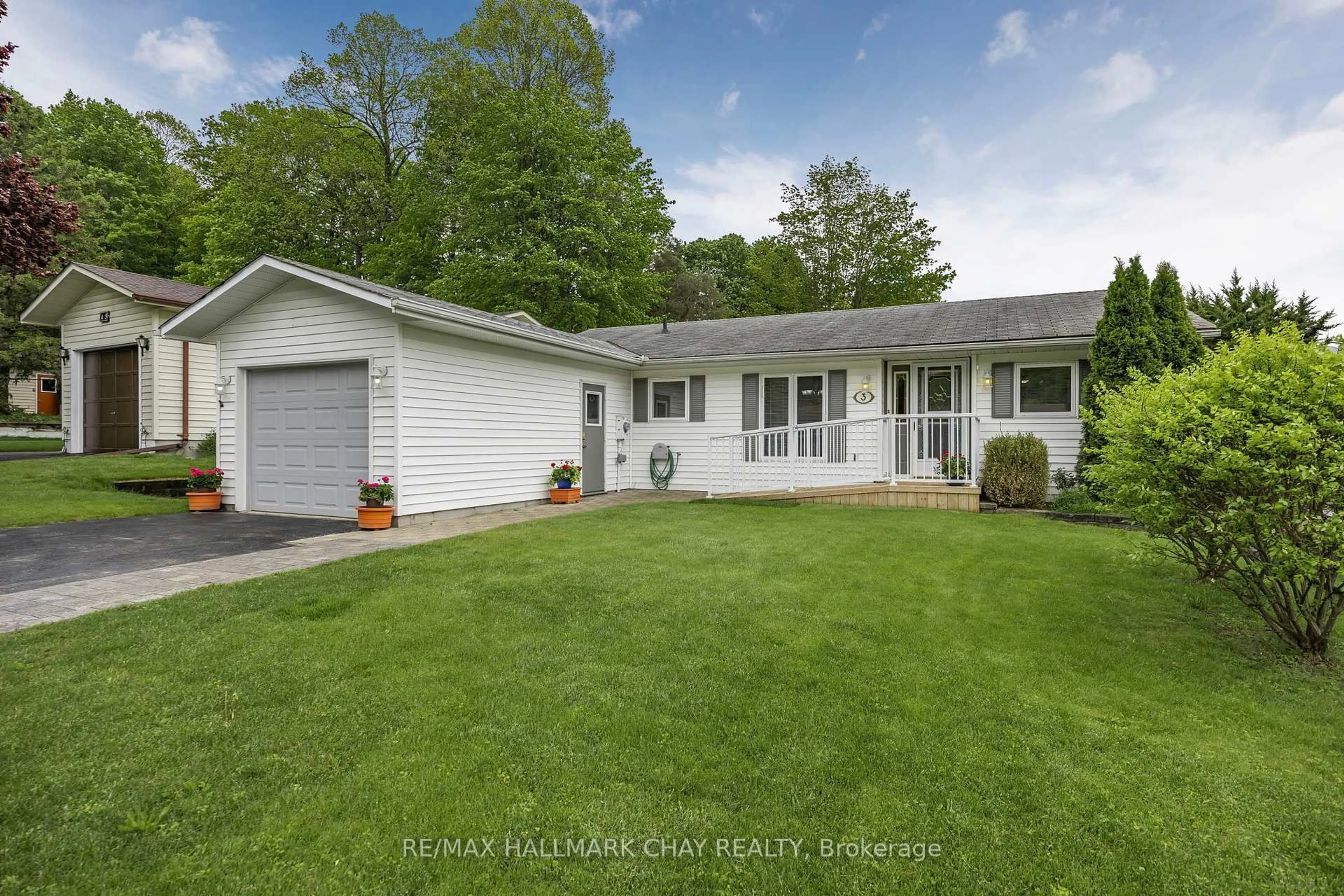 Home with vinyl exterior material, street for 3 Pinetree Crt, New Tecumseth Ontario L0G 1W0