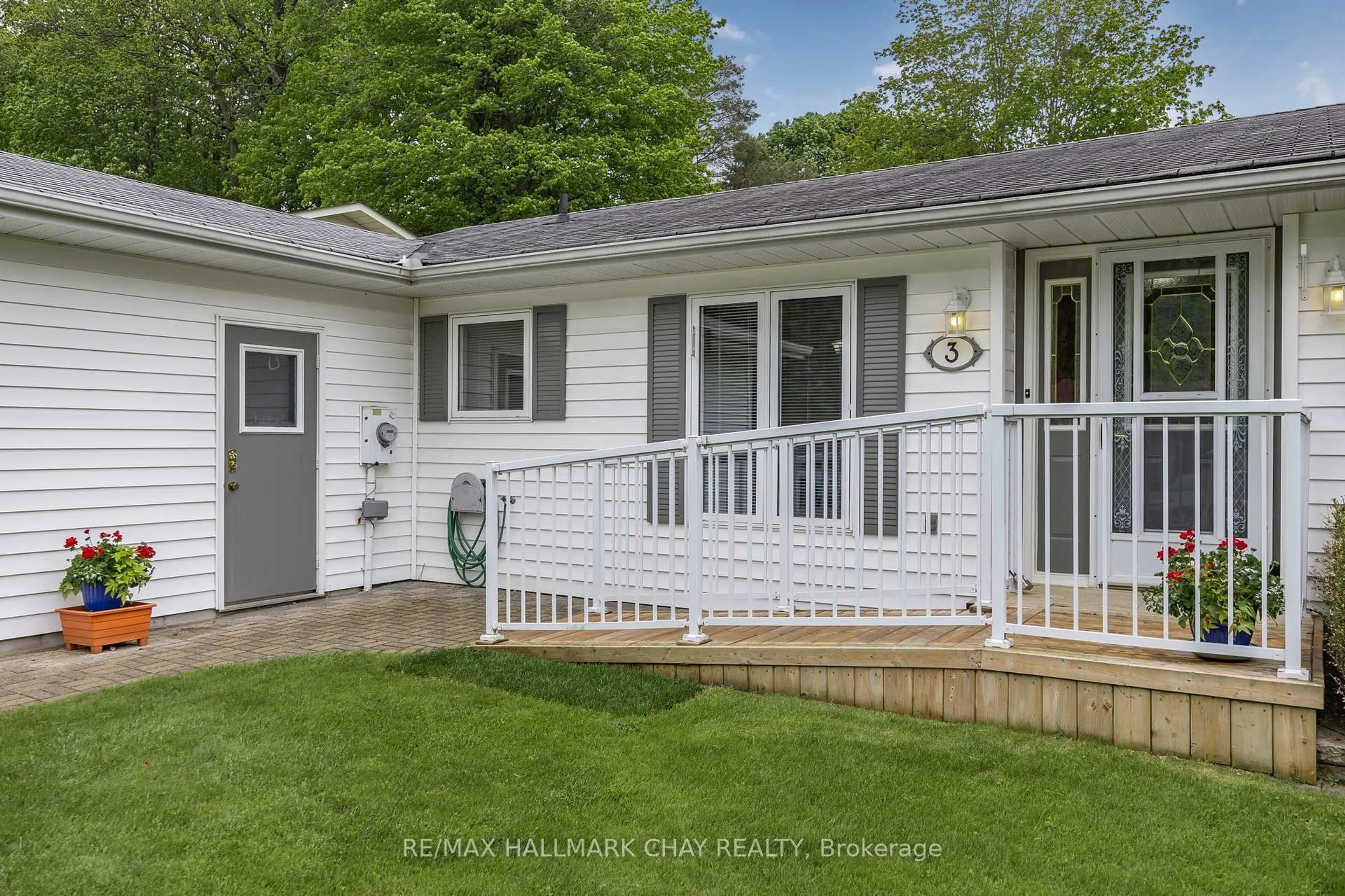 Home with vinyl exterior material, street for 3 Pinetree Crt, New Tecumseth Ontario L0G 1W0
