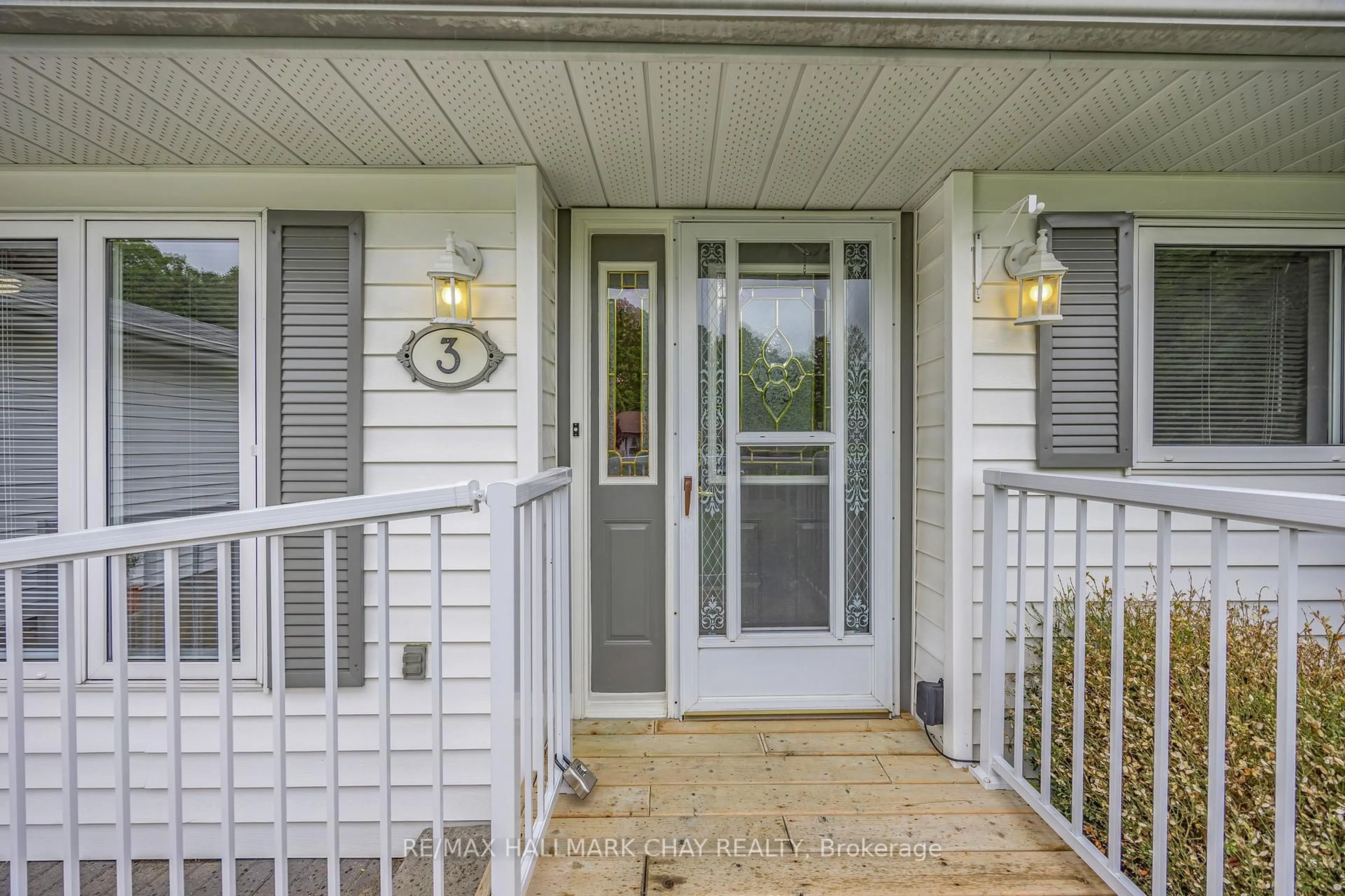 Indoor entryway for 3 Pinetree Crt, New Tecumseth Ontario L0G 1W0